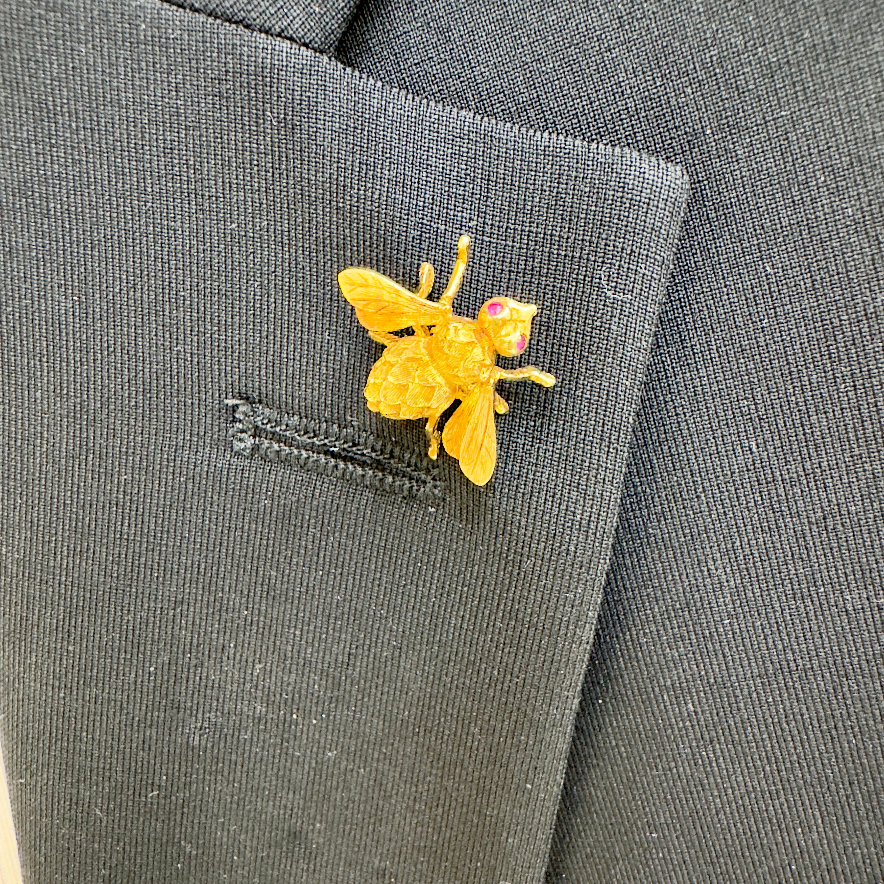 Spilla d'epoca Herbert Rosenthal in oro giallo 18 carati con occhi di rubino e bombo in vendita 4