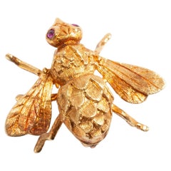 Spilla d'epoca Herbert Rosenthal in oro giallo 18 carati con occhi di rubino e bombo