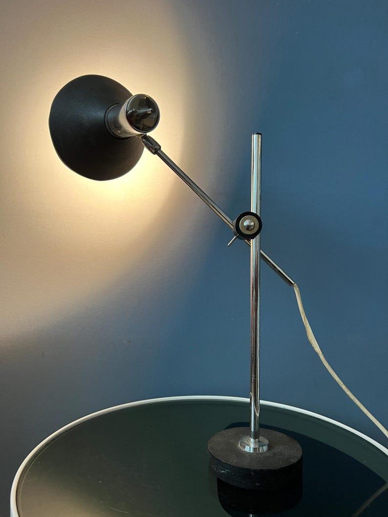 Vintage Tischlampe von Herda aus der Mitte des Jahrhunderts mit flexiblem Arm und Schirm. Der verstellbare Arm kann sich an der Stange auf und ab bewegen und vor und zurück. Auch der Schirm selbst kann verstellt werden. Das Stück ist aus Metall und