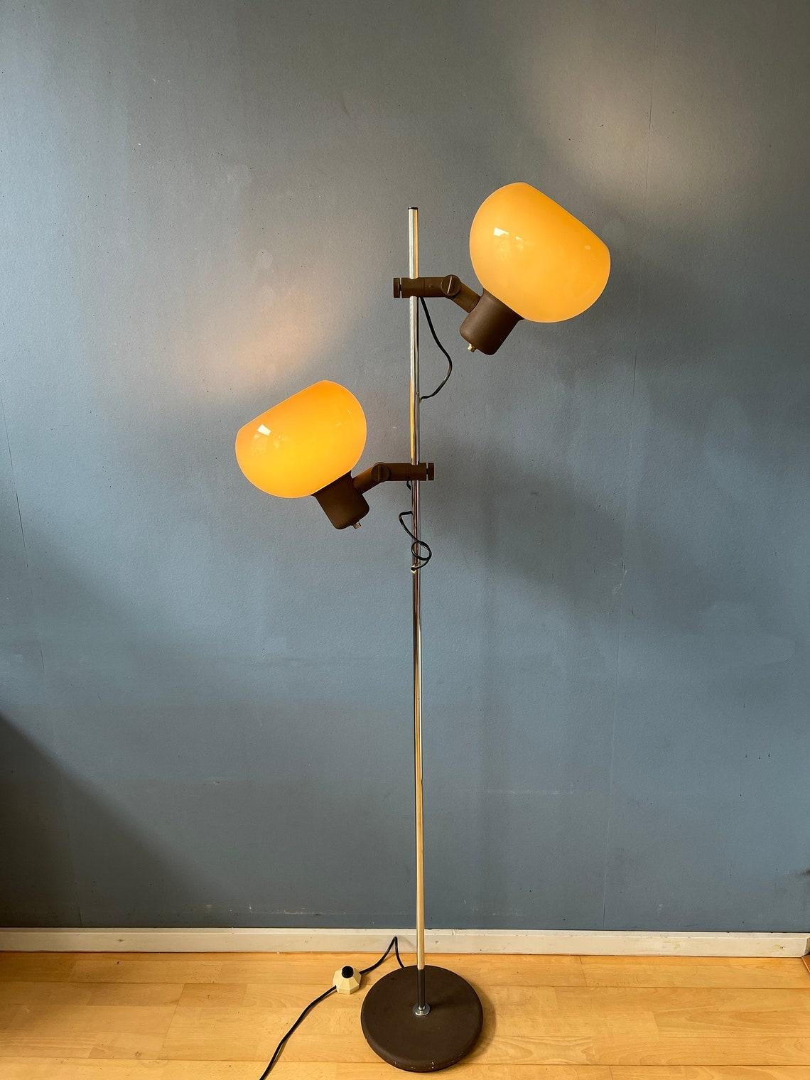 A beautiful mushroom floorlamp by Herda. The mushroom spots can be turned in any direction and move up and down the base. The floorswitch allows you to switch on the lights simultaneously or separately. The lamp requires two E27