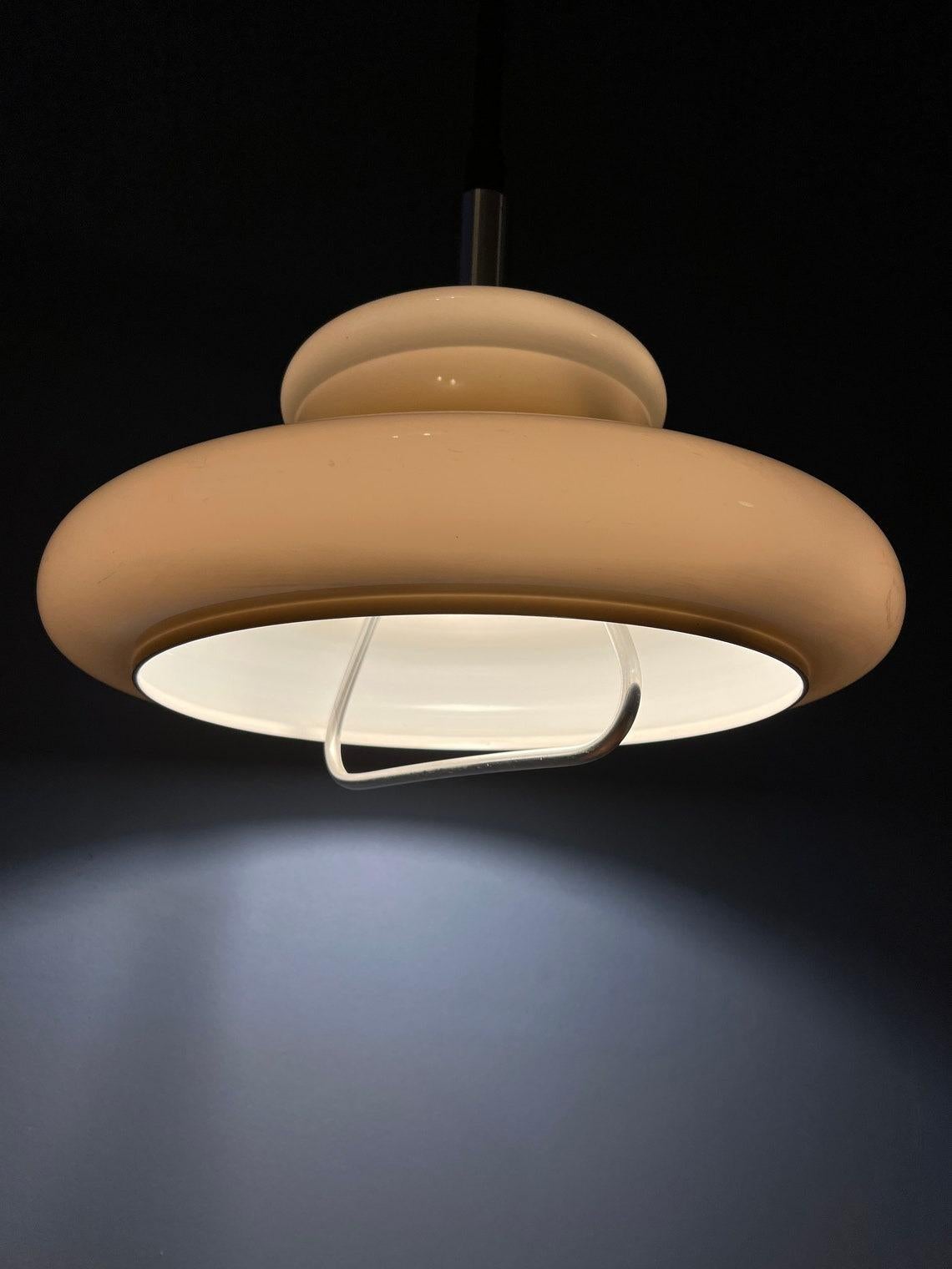 A space age pendant lamp by Herda with a beige, acrylic glass mushroom shade. The height of the lamp can be adjusted with the rise-and-fall system.

Additional information:
Materials: Metal, plastic
Period: 1970s
Dimensions: ø Shade: 35 cm
Height