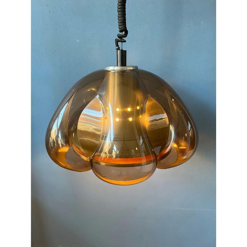 Vintage space age pendant light by Herda in a flower-like shape. The lamp consists of a transparent outer shade and aluminium inner shader. The lamp requires one E27 (standard) lightbulb.

Dimensions:
ø Shade: 45 cm
Height (Shade): 33