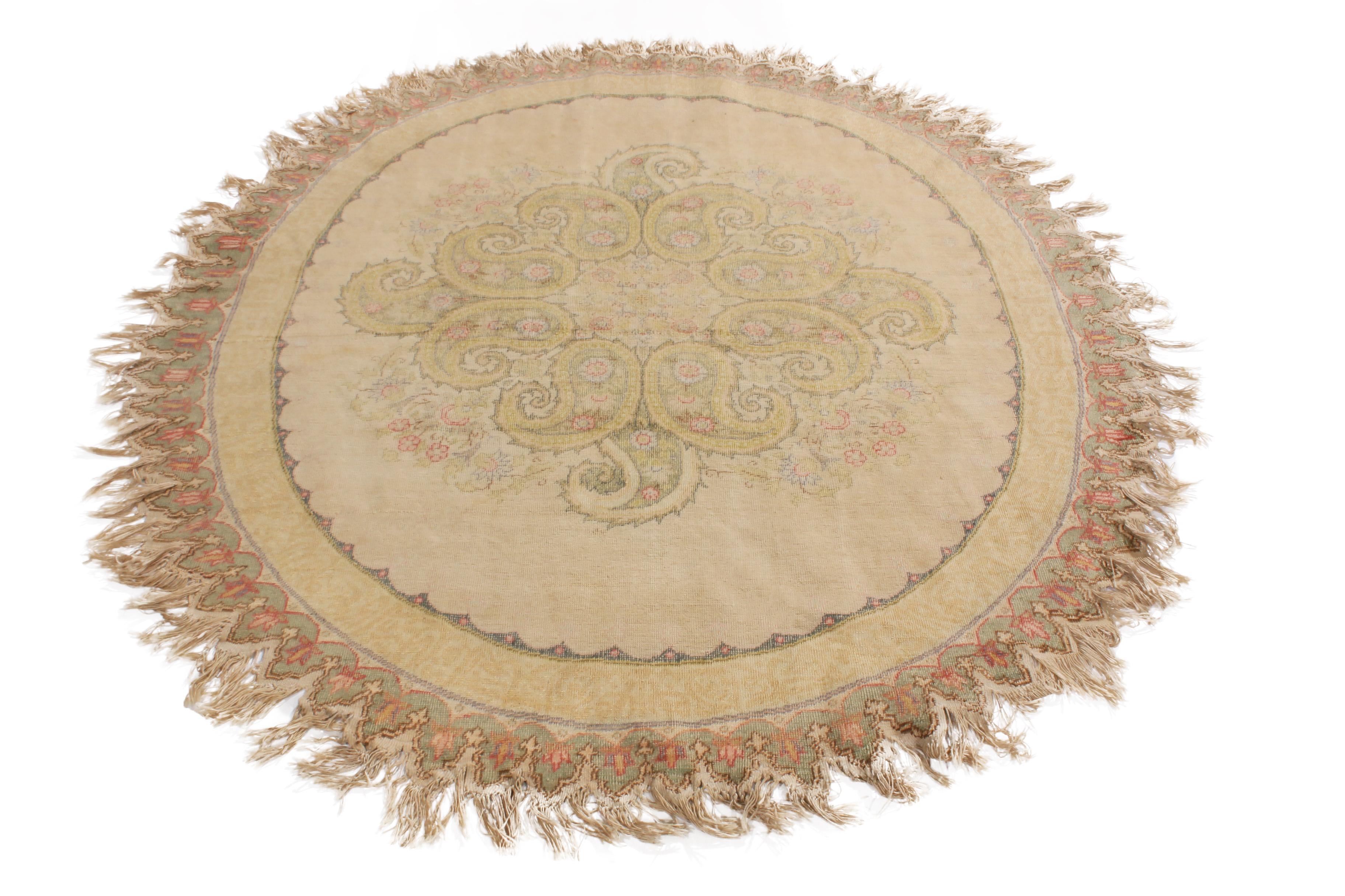 Originaria de Turquía, entre 1930 y 1950, esta alfombra ovalada Hereke vintage está anudada a mano con una seda de gran calidad y presenta un raro diseño de campo estilo medallón que complementa su forma y amplitud. Rodeado por un borde de guarda