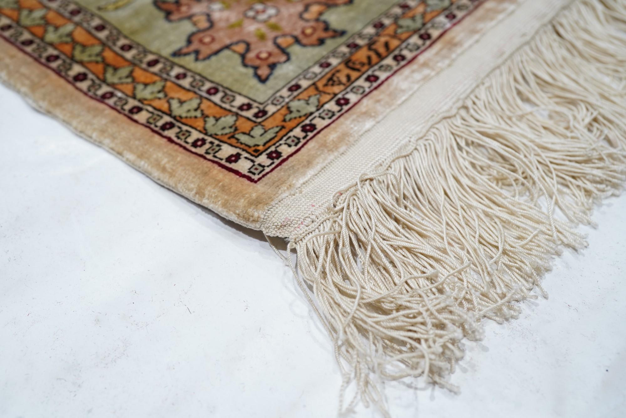 Äußerst feiner türkischer Hereke-Teppich aus Seide 2'10'' x 4'7'' im Zustand „Gut“ im Angebot in New York, NY