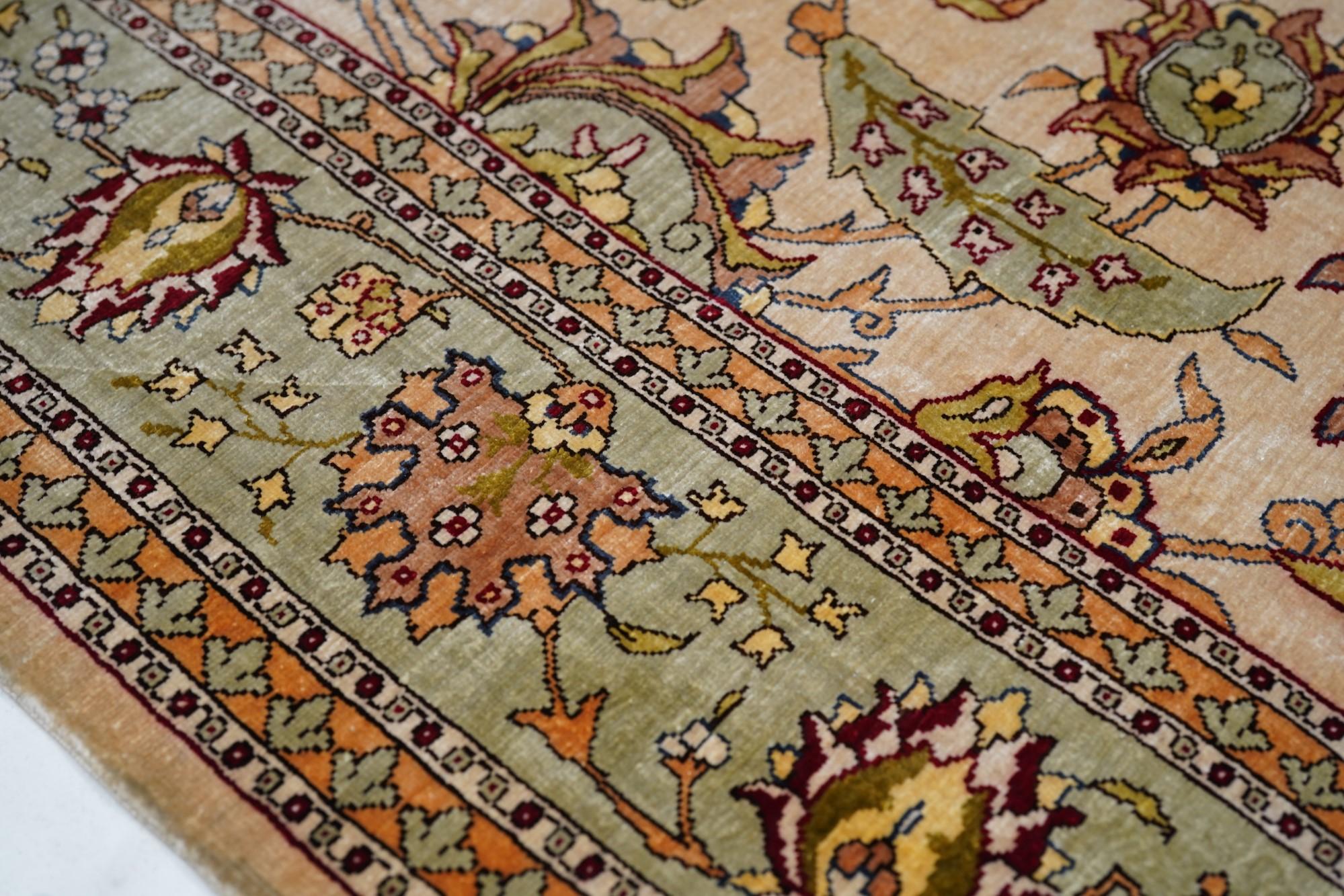 Äußerst feiner türkischer Hereke-Teppich aus Seide 2'10'' x 4'7'' (Ende des 20. Jahrhunderts) im Angebot