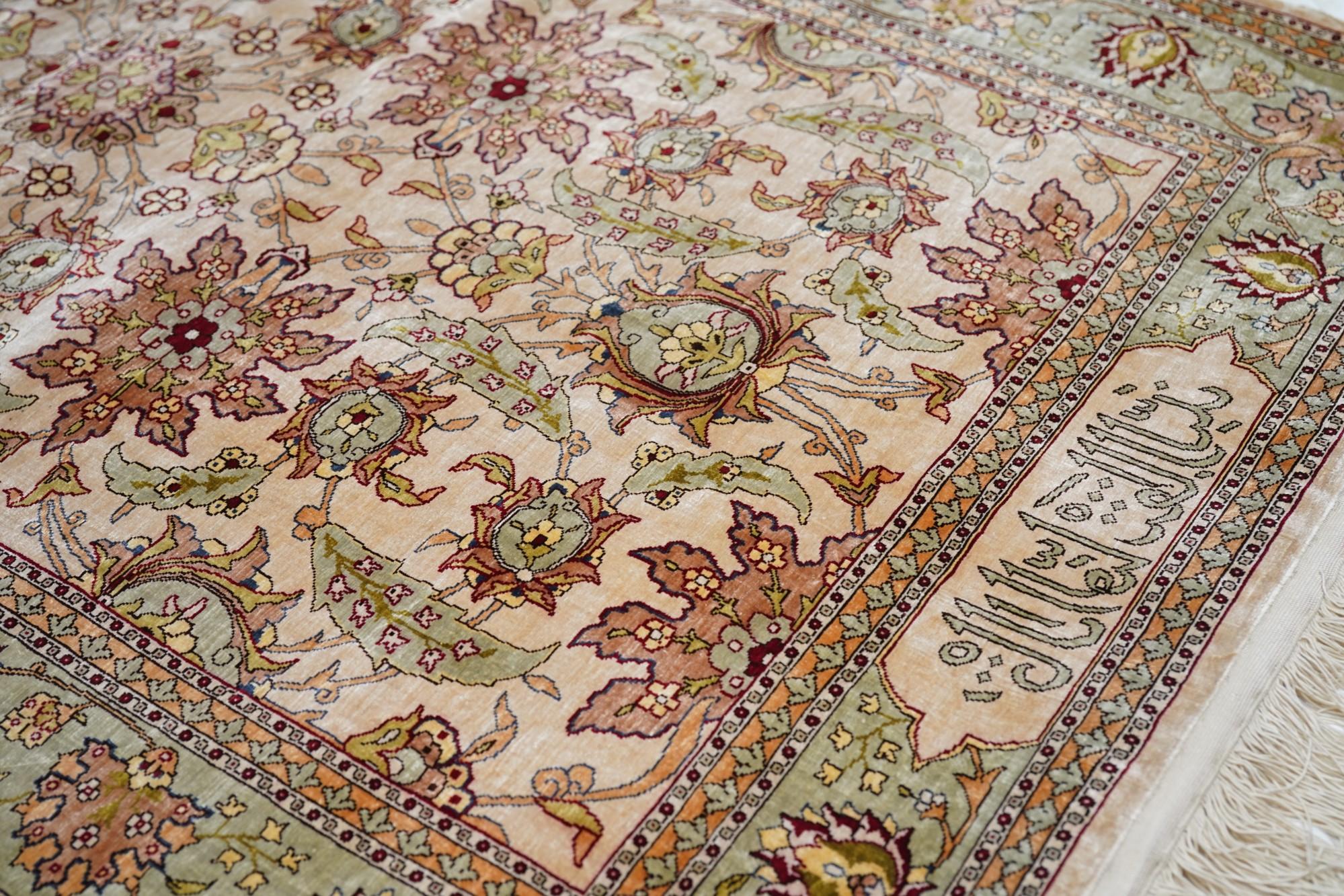 Fine XX secolo Tappeto Hereke in seta turca estremamente pregiata 2'10'' x 4'7'' in vendita