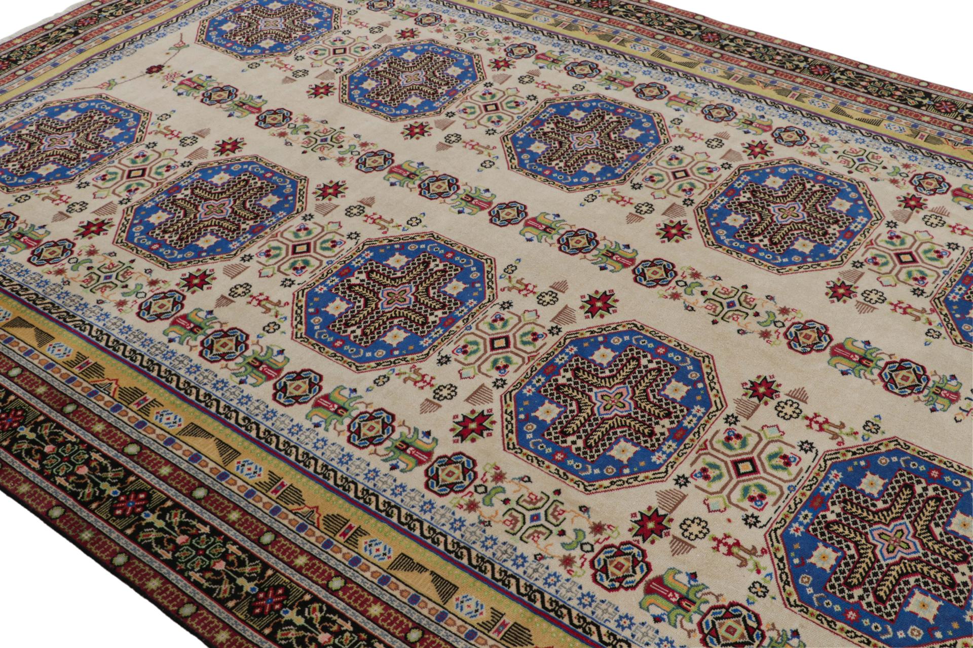 Vintage Hereke-Teppich in Beige, Blau und Gold mit geometrischen Mustern von Rug & Kilim (Handgeknüpft) im Angebot