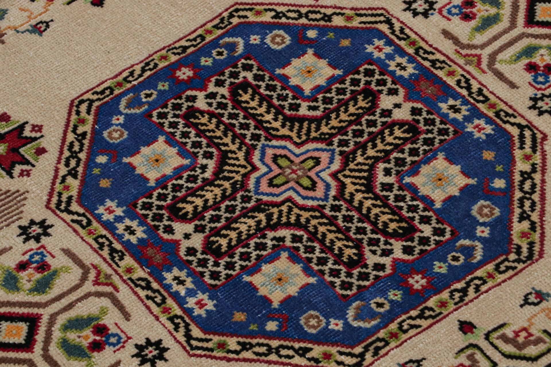 Fin du 20e siècle Tapis Hereke vintage à motifs géométriques beige, bleu et or par Rug & Kilim en vente