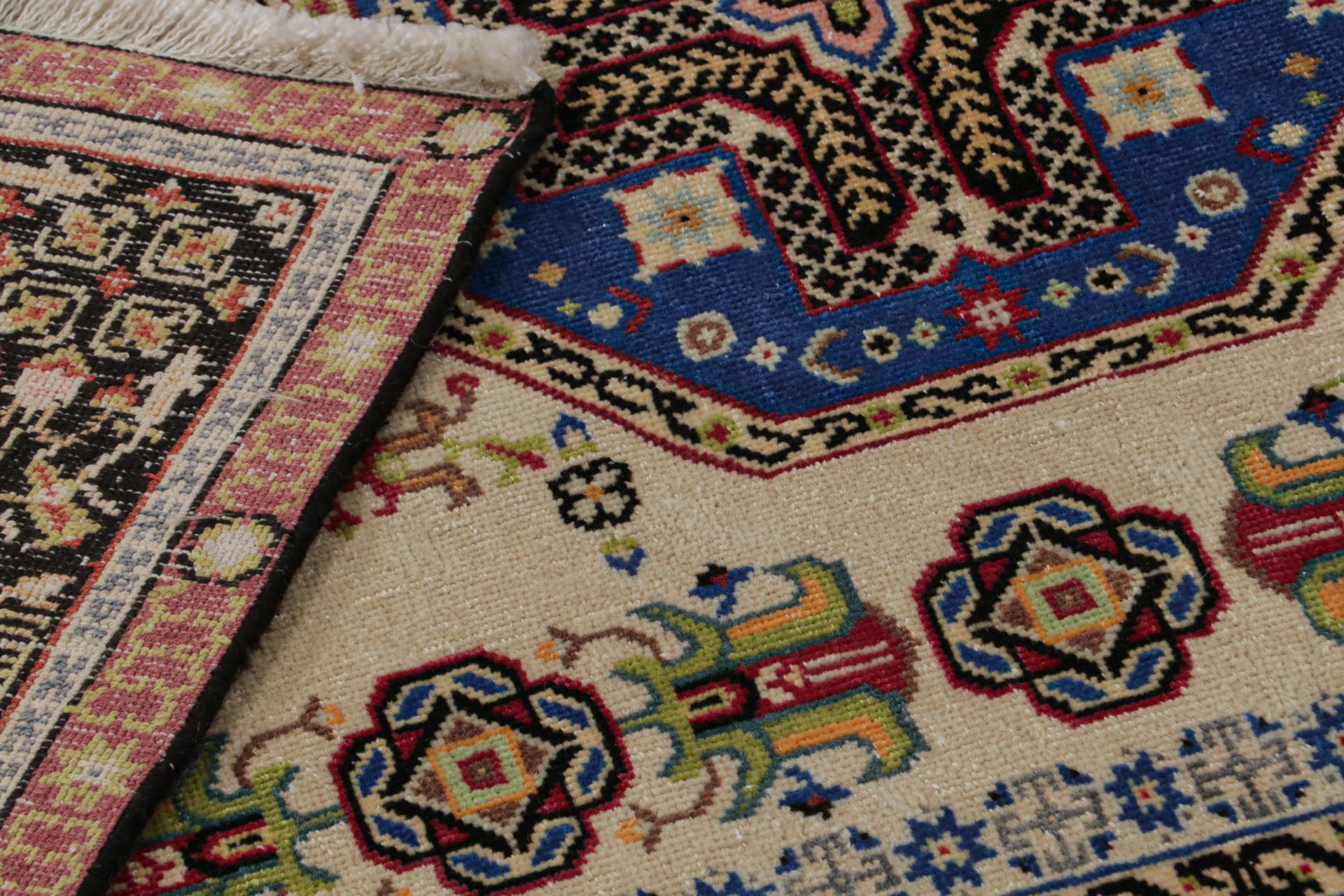 Tapis Hereke vintage à motifs géométriques beige, bleu et or par Rug & Kilim en vente 1