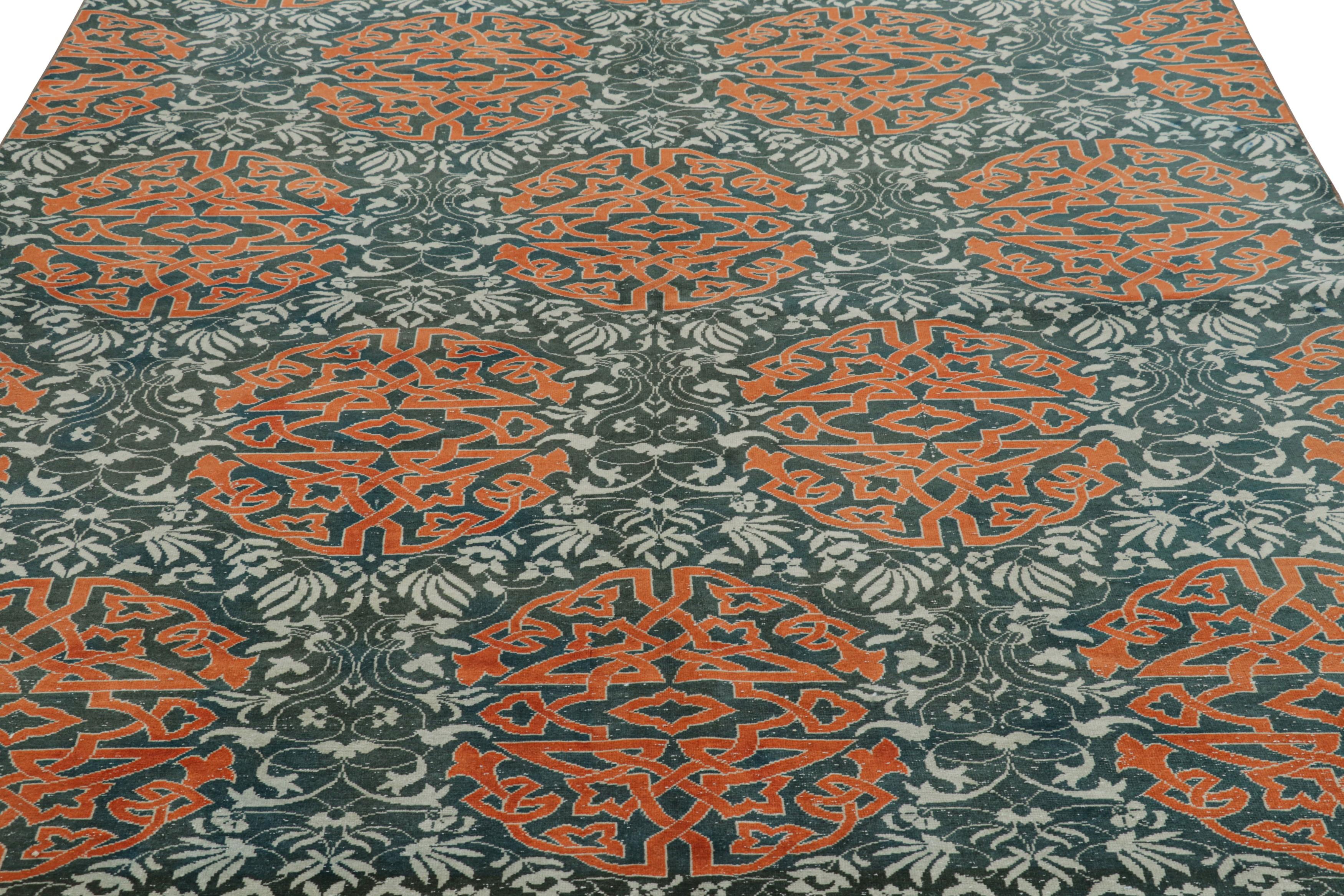 Réalisé en laine nouée à la main en Turquie vers 1950-1960, ce chemin de table 7x9 vintage Hereke fait partie d'une nouvelle collection passionnante de Rug & Kilim. Il présente des médaillons arabesques et des motifs floraux à grande échelle sur un