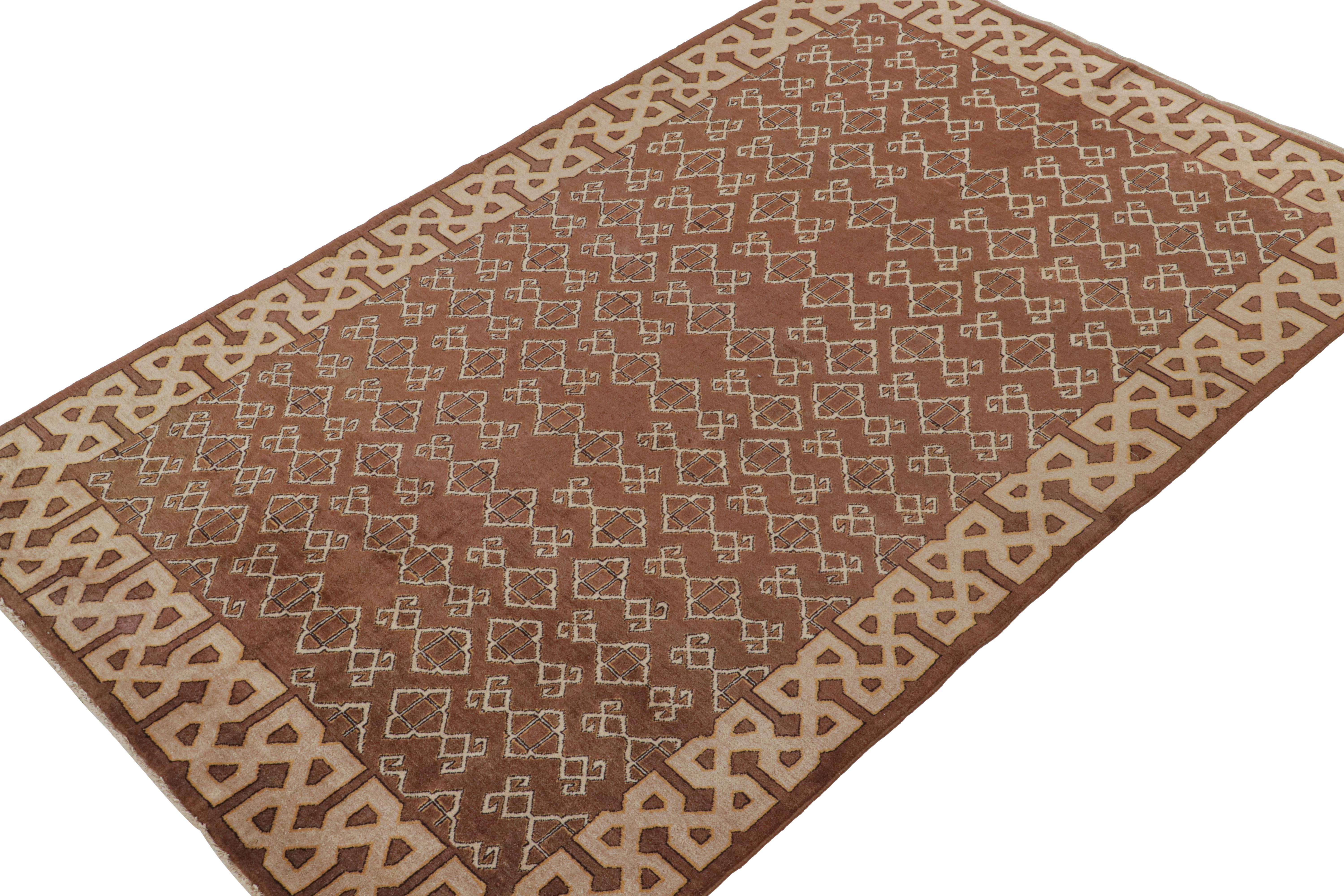Tribal Tapis Hereke vintage marron avec motif géométrique beige de Rug & Kilim en vente