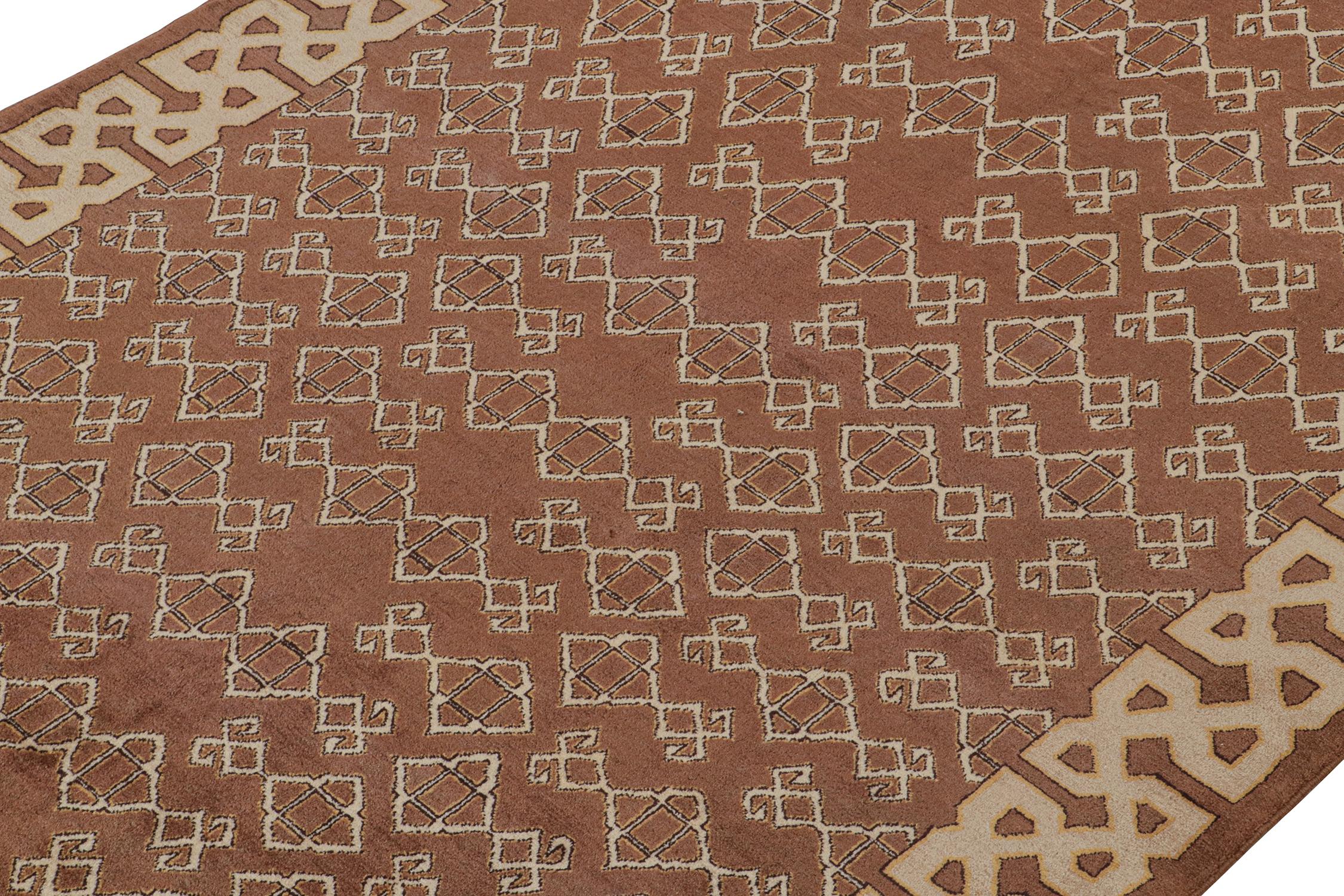 Turc Tapis Hereke vintage marron avec motif géométrique beige de Rug & Kilim en vente