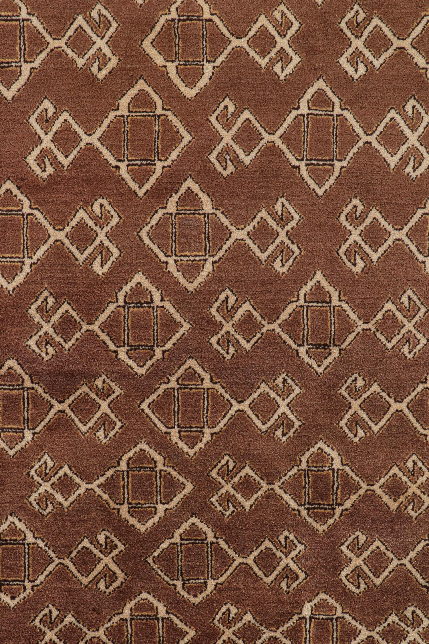 Tapis Hereke vintage marron avec motif géométrique beige de Rug & Kilim Bon état - En vente à Long Island City, NY