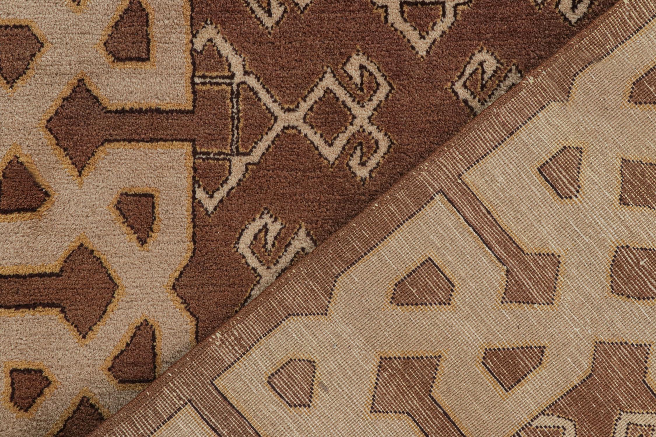 Milieu du XXe siècle Tapis Hereke vintage marron avec motif géométrique beige de Rug & Kilim en vente