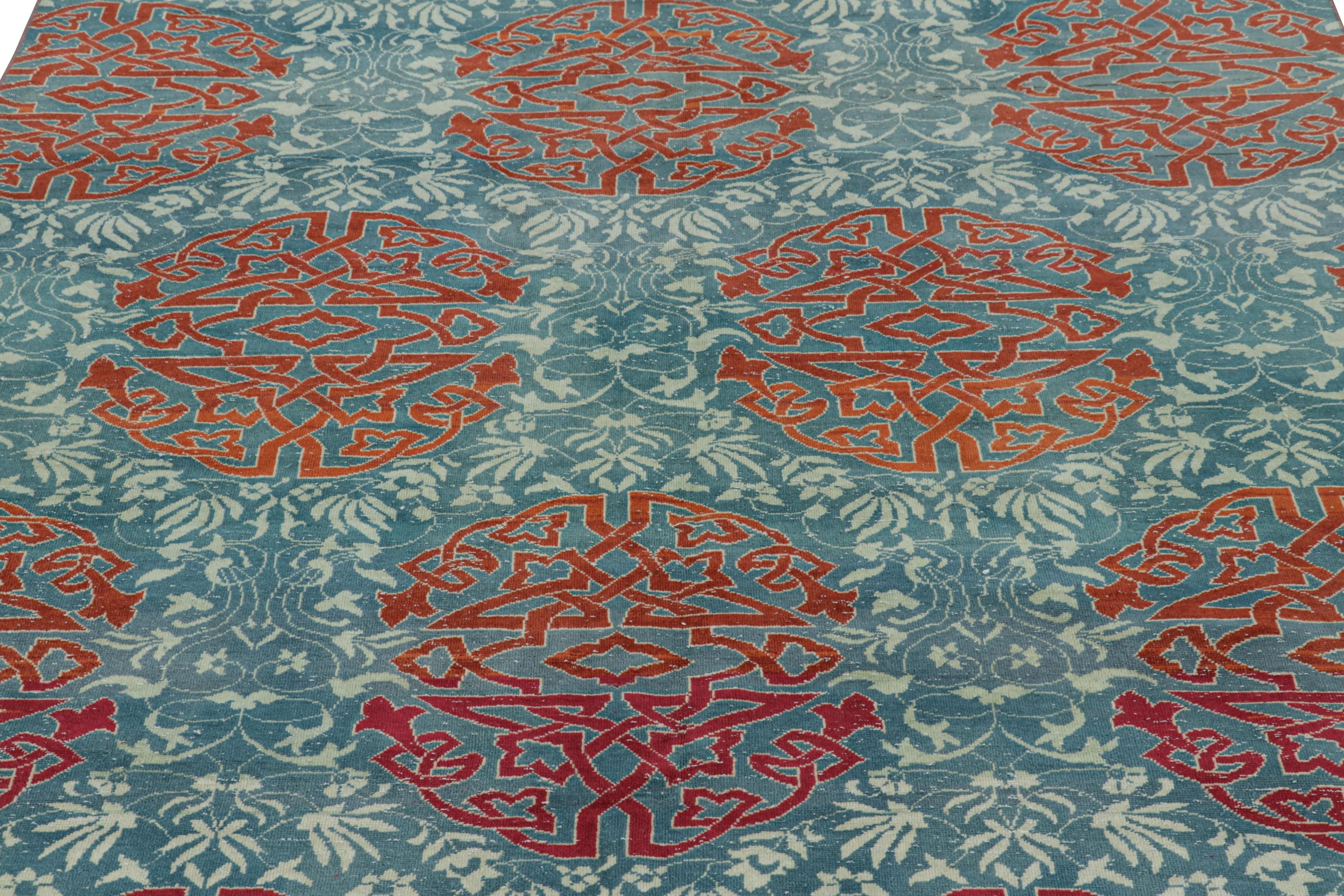 Realizzato in lana annodata a mano in Turchia intorno al 1950-1960, questo tappeto vintage Hereke 5x7 fa parte di una nuova ed entusiasmante collezione di Rug & Kilim e presenta medaglioni arabescati su larga scala e motivi floreali su un campo blu
