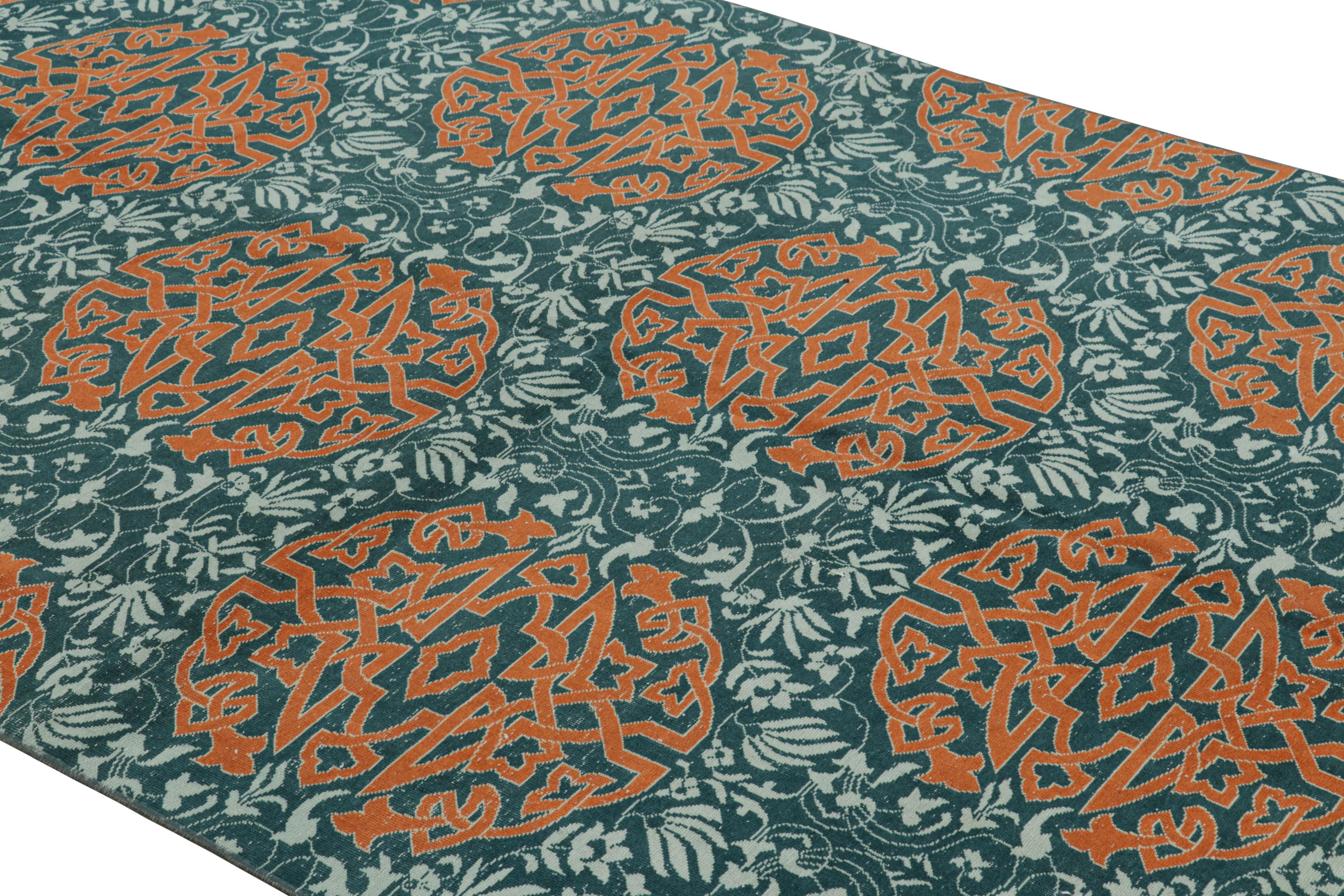 Realizzato in lana annodata a mano in Turchia intorno al 1950-1960, questo tappeto vintage Hereke 5x9 fa parte di una nuova ed entusiasmante collezione di Rug & Kilim e presenta medaglioni arabescati su larga scala e motivi floreali su un campo blu