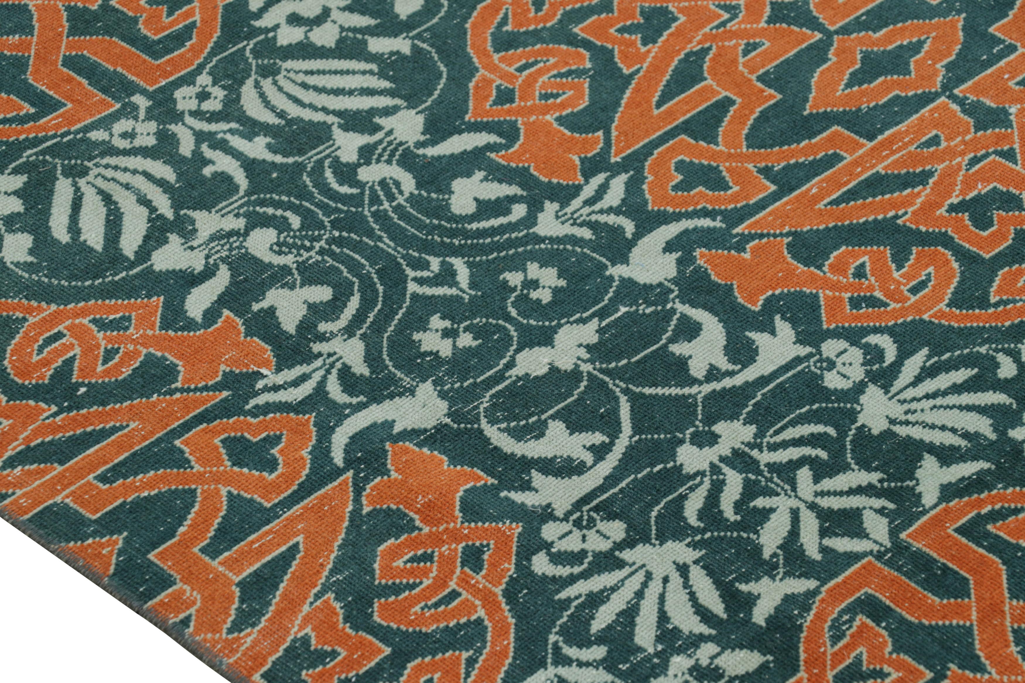 Metà XX secolo Tappeto vintage Hereke in verde acqua con medaglioni arabescati arancioni  Rug & Kilim in vendita