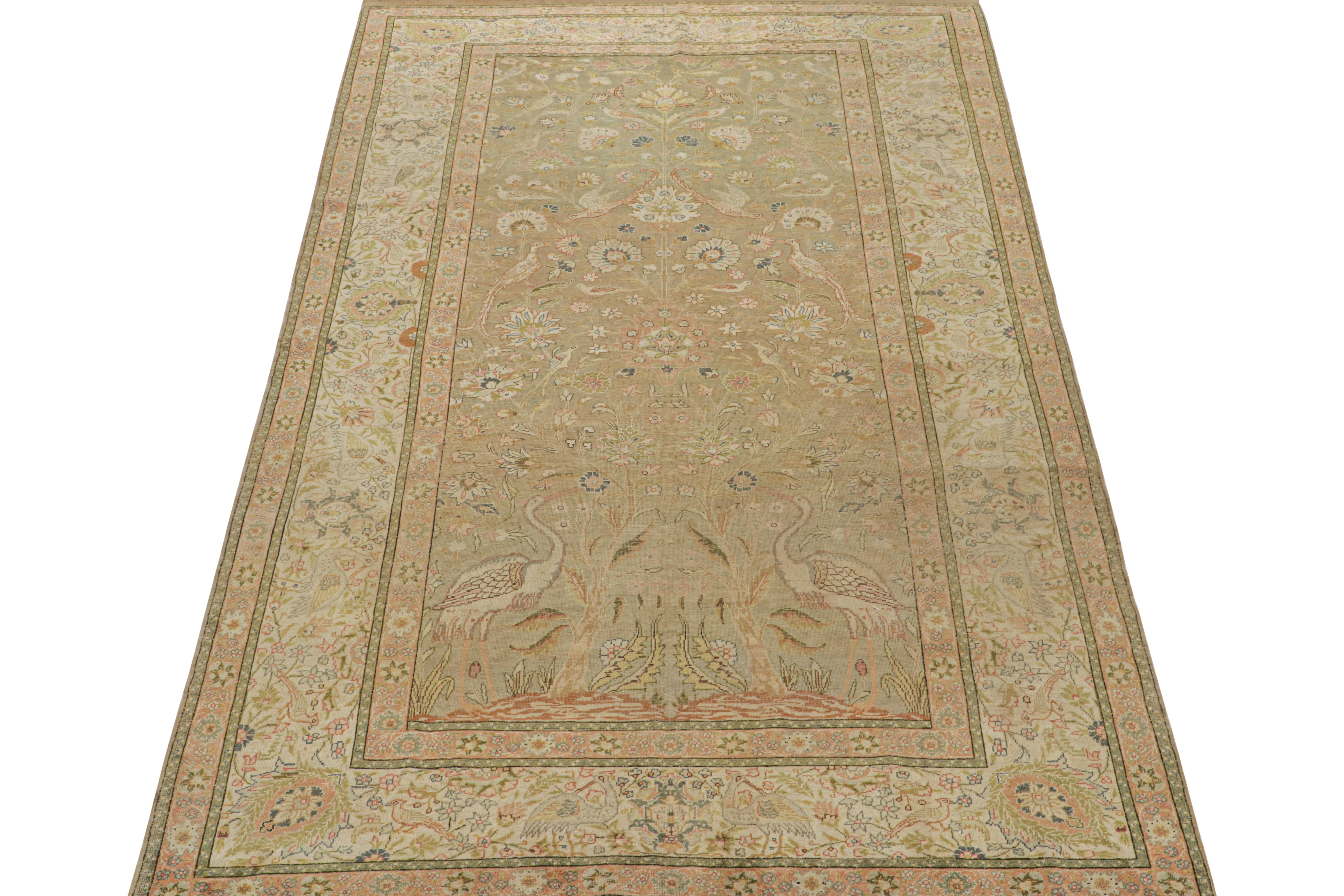 Ce tapis vintage 6x10 est vraisemblablement un tapis Hereke, noué à la main en laine de Turquie vers 1950-1960.

Les tapis Hereke représentent l'une des provenances de tapis les plus raffinées de Turquie depuis le XIXe siècle. Cette pièce présente