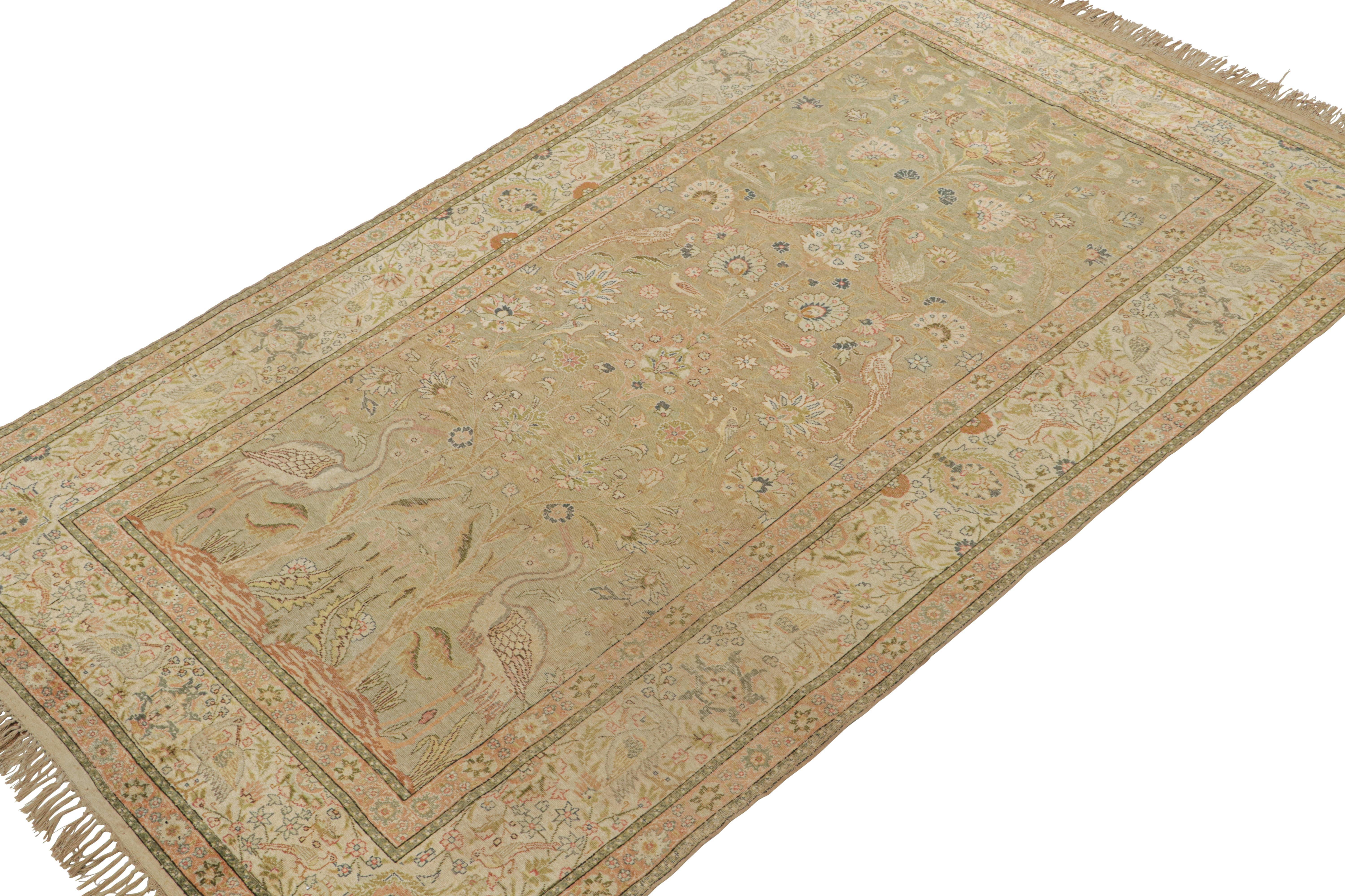 Tribal Tapis vintage Hereke avec des motifs picturaux et floraux rares de Rug & Kilim en vente