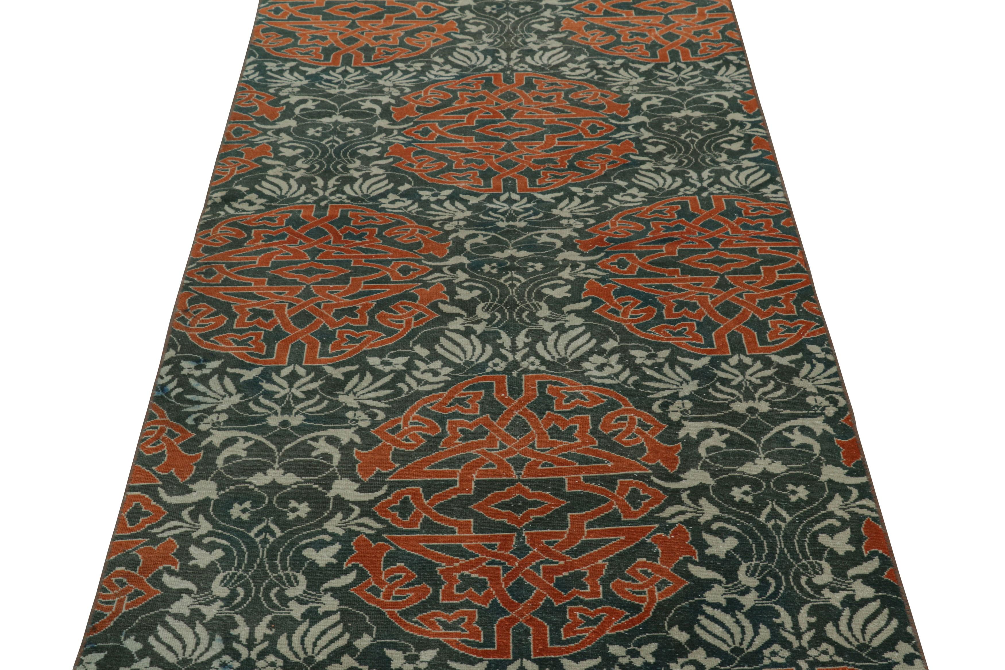 Realizzato in lana annodata a mano in Turchia intorno al 1950-1960, questo runner vintage 3x9 di Hereke fa parte di una nuova ed entusiasmante selezione di Rug & Kilim e presenta medaglioni arabescati su larga scala e motivi floreali su un campo blu