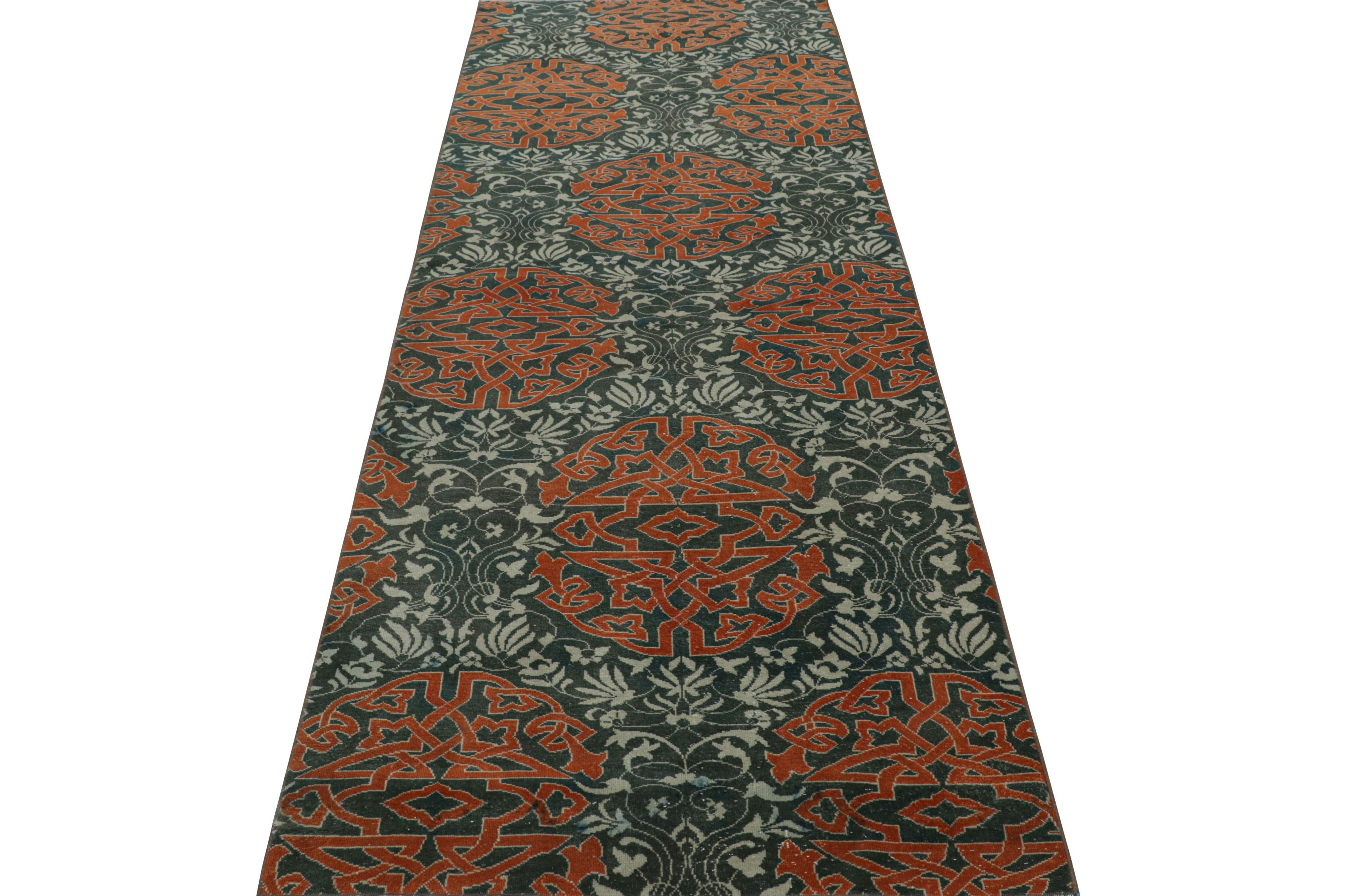Annodato a mano Tappeto vintage Hereke Runner in blu con medaglioni arabescati arancioni  Rug & Kilim in vendita
