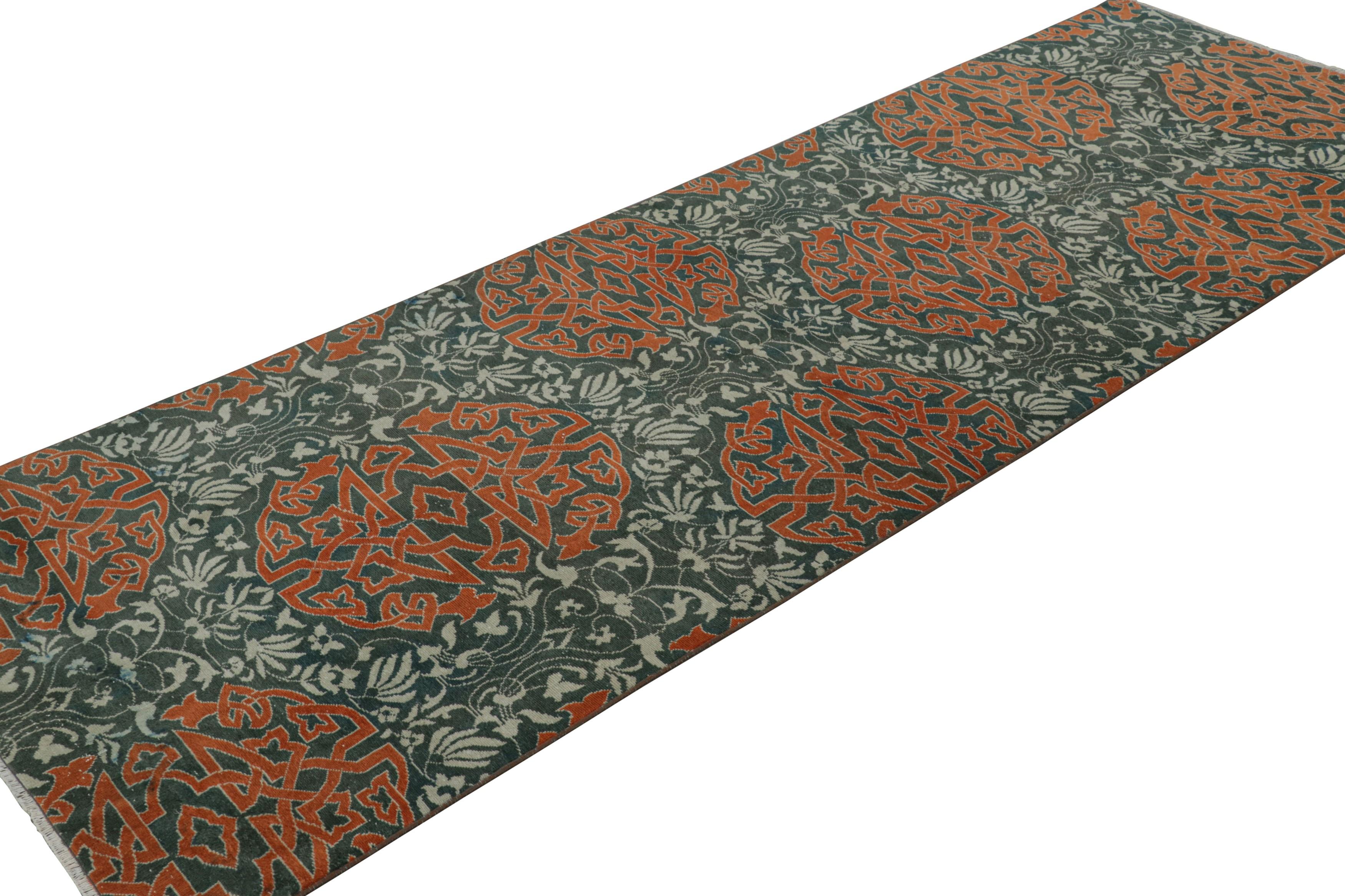 Tappeto vintage Hereke Runner in blu con medaglioni arabescati arancioni  Rug & Kilim In condizioni buone in vendita a Long Island City, NY