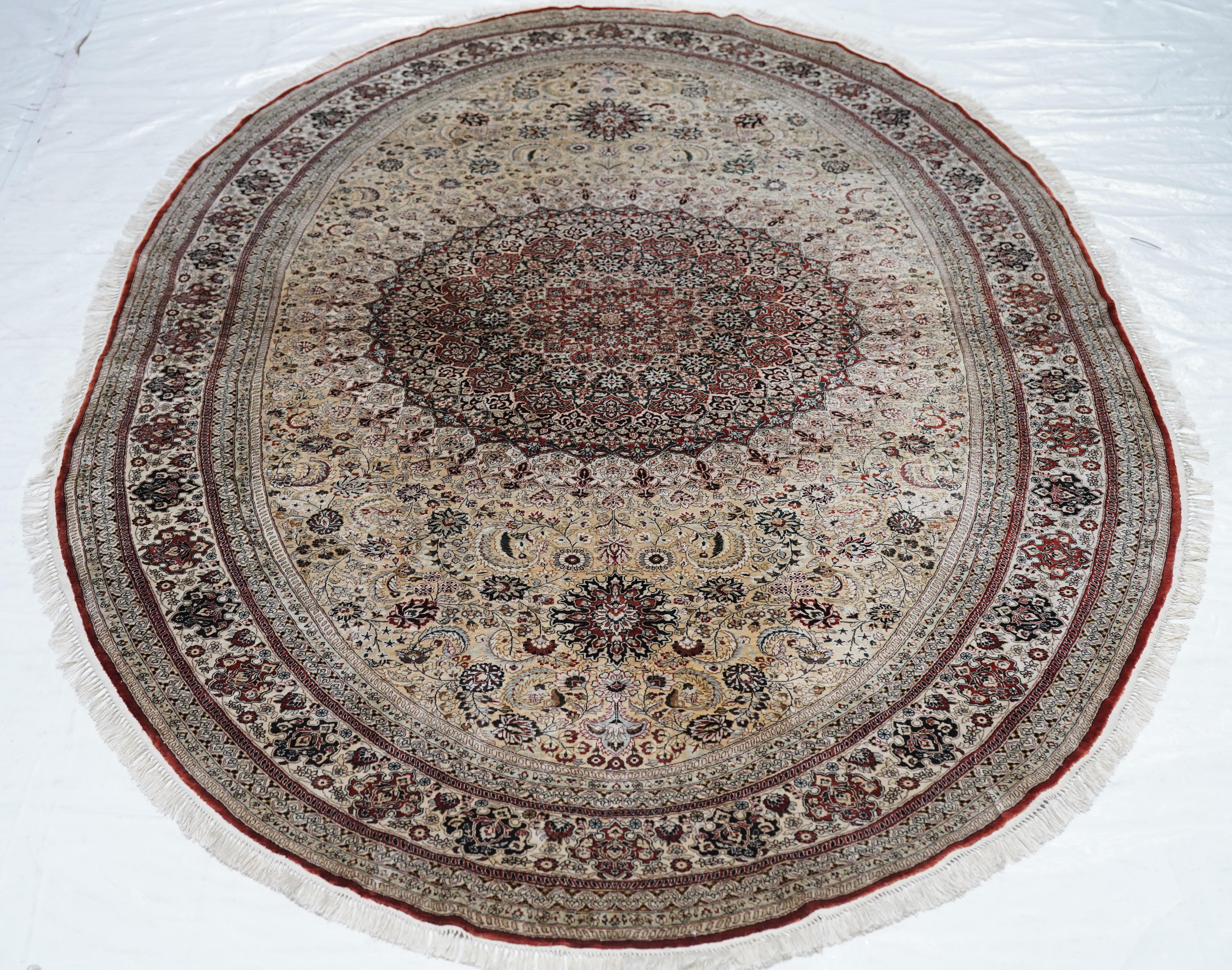 Äußerst feiner türkischer Hereke aus Seide. Oval-Teppich 4'10'' x 7'11'' im Angebot 4