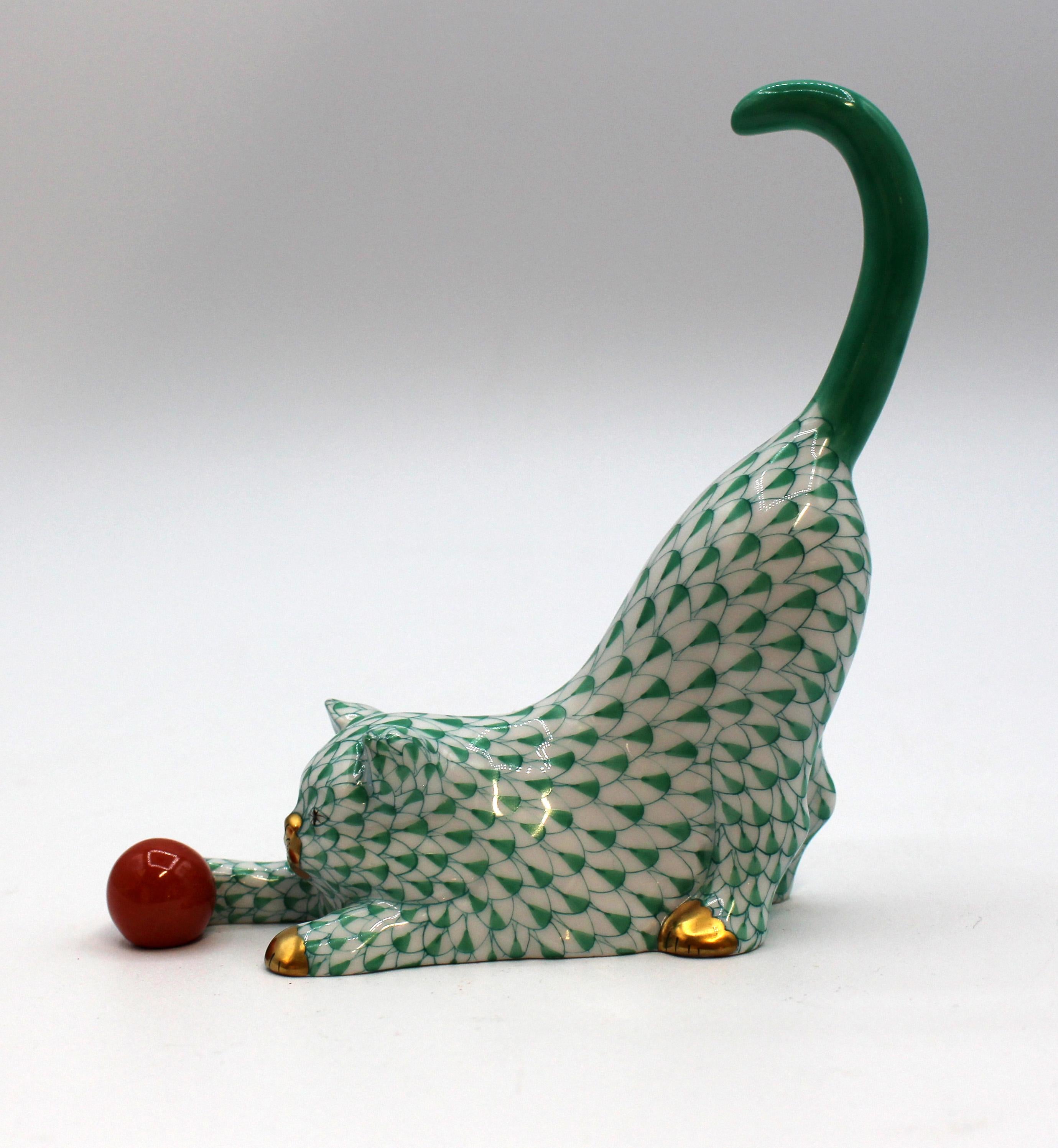 Vintage Herend green fishnet decoration cat with ball, gilt paws & nose. Standard blue mark with A22 and impressed mark with numbers. Measures: 1 3/4