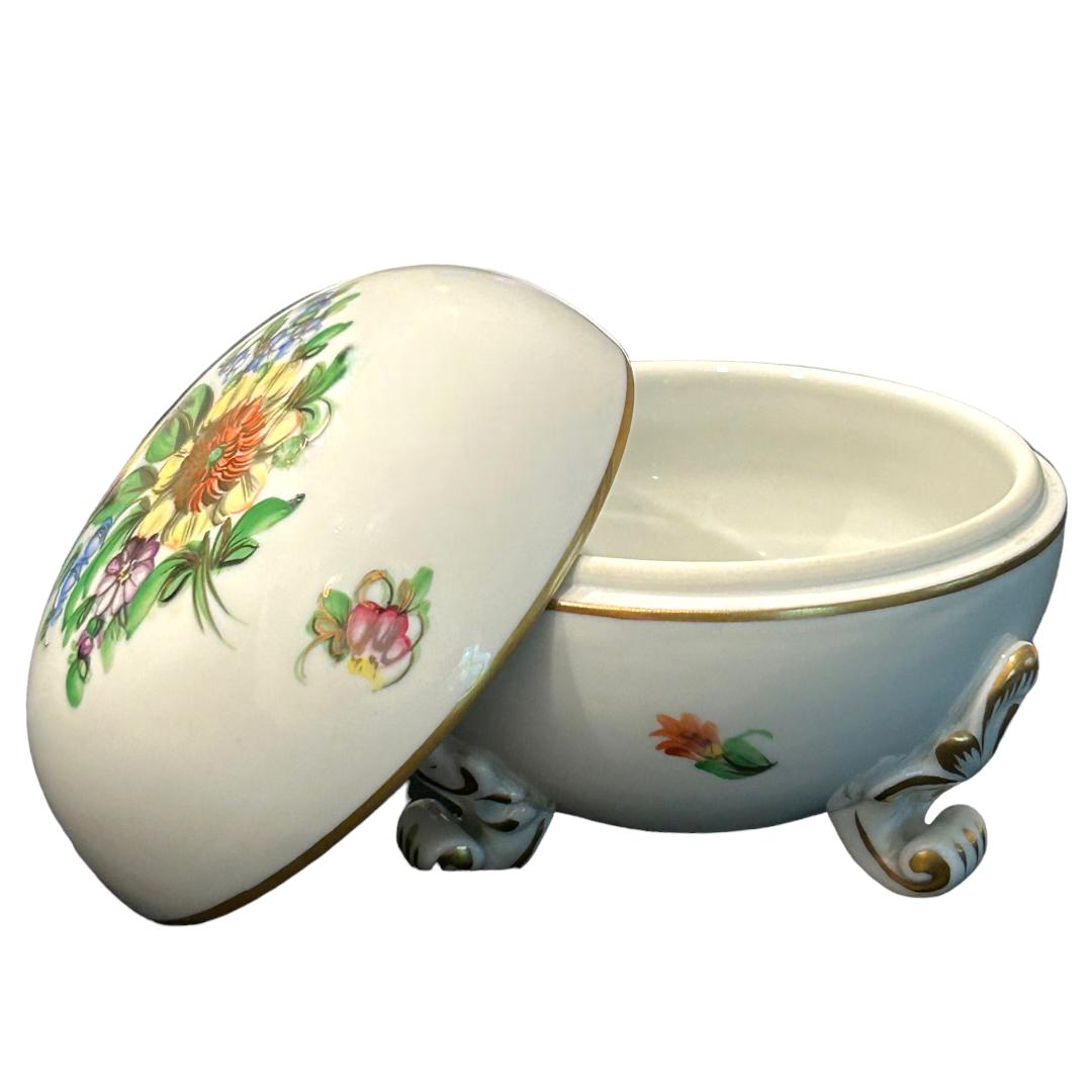 Vintage Herend Porcelain Hand Painted Floral Round Trinket Box w/ Lid For Sale 2