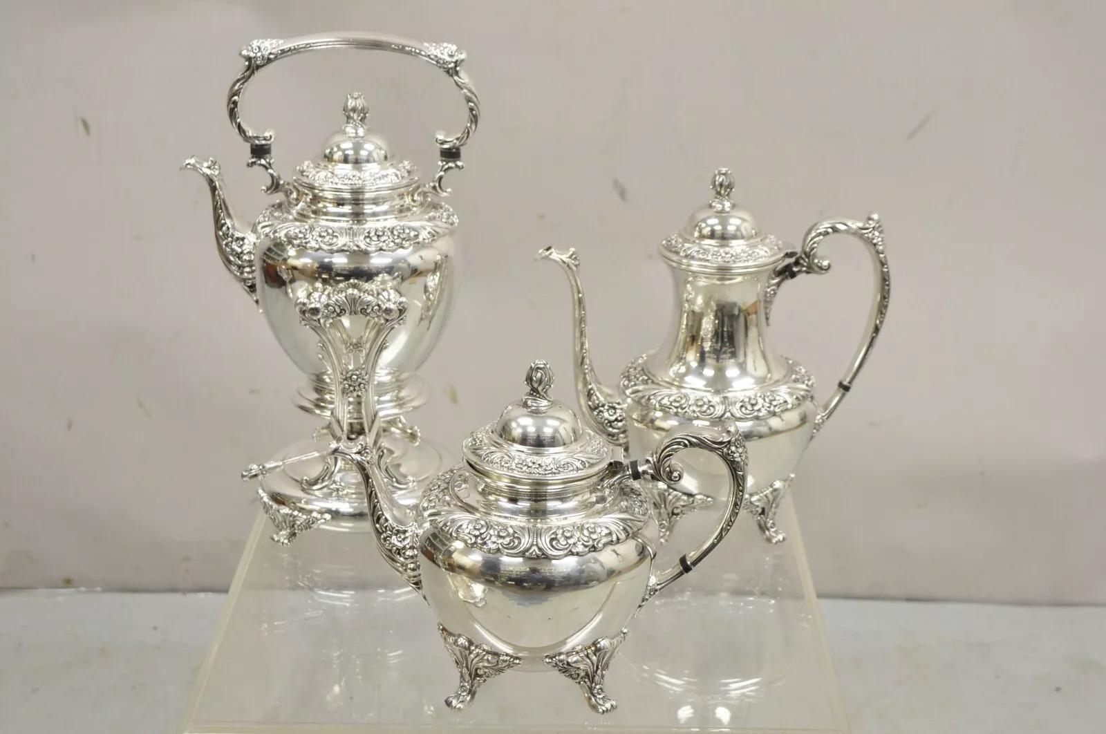 Vintage Heritage 1847 Rogers Bros Silver Plated Tea Set w/ Butlers Tray - 7 Pcs. L'ensemble comprend une théière inclinable, une théière fixe, un grand plateau de maître d'hôtel, une cafetière, un crémier, un sucrier à couvercle et un sucrier