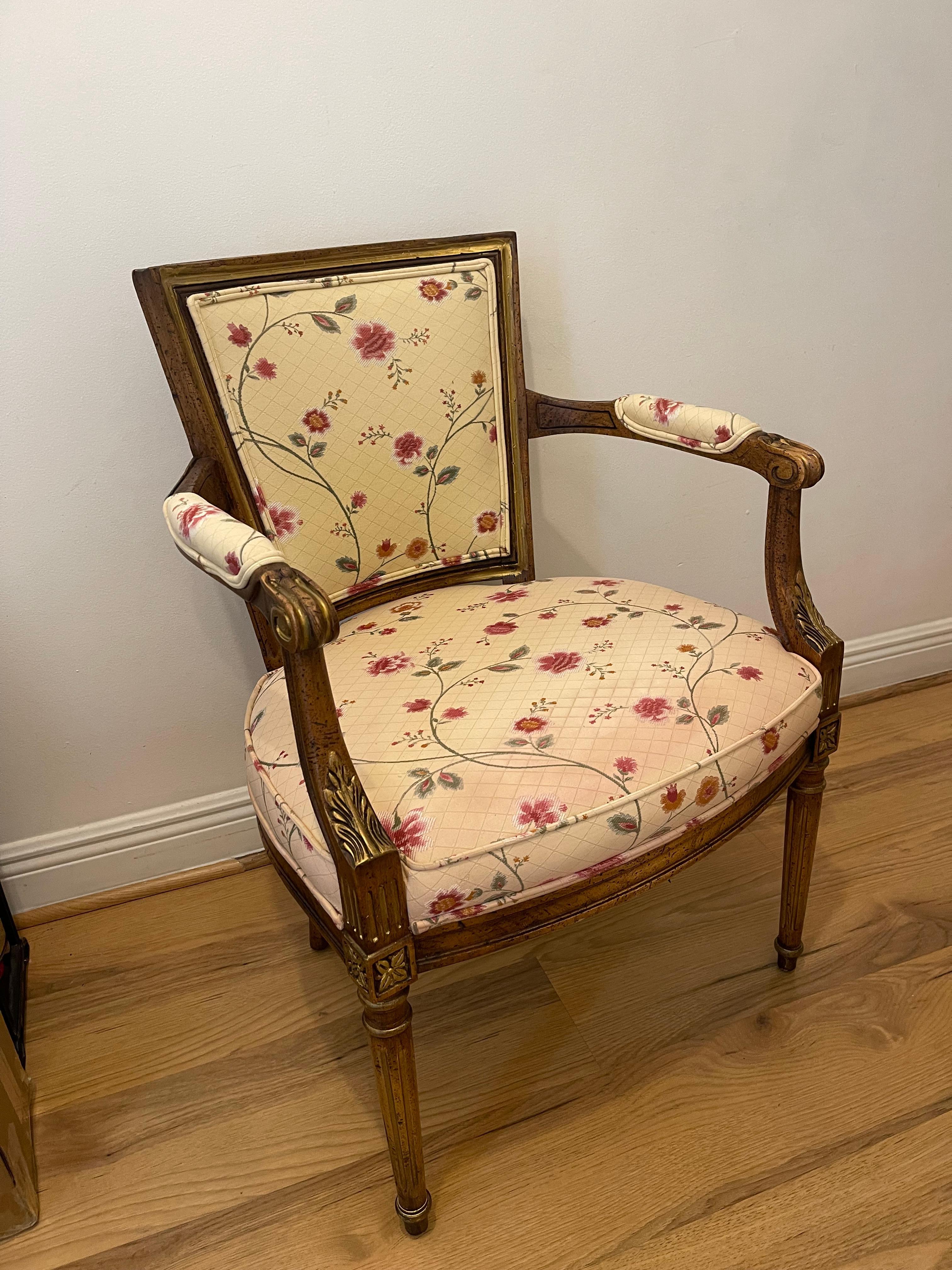 Sillón vintage American Heritage. Detalles tallados a mano, acabado lavado dorado, bonito tejido floral. Ligera pérdida de pintura rosa en la parte delantera, -pues se trata de una pieza vintage en muy buen estado.
