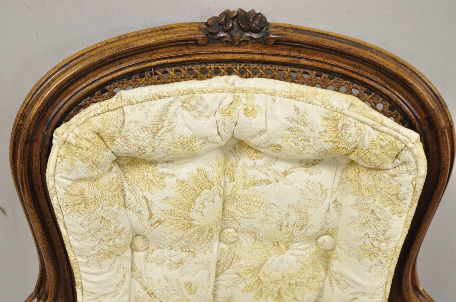 Fauteuil à dossier canné de style Louis XV français du patrimoine vintage Bon état - En vente à Philadelphia, PA