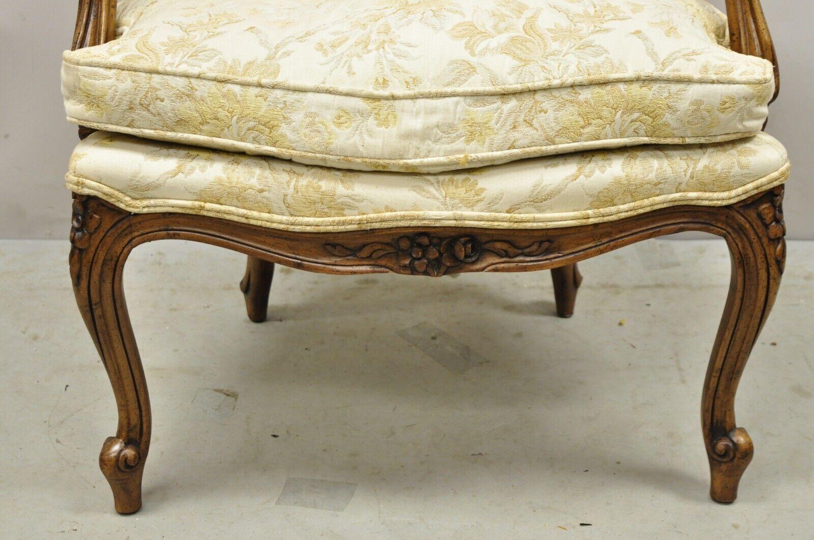 Fauteuil à dossier canné de style Louis XV français du patrimoine vintage en vente 2