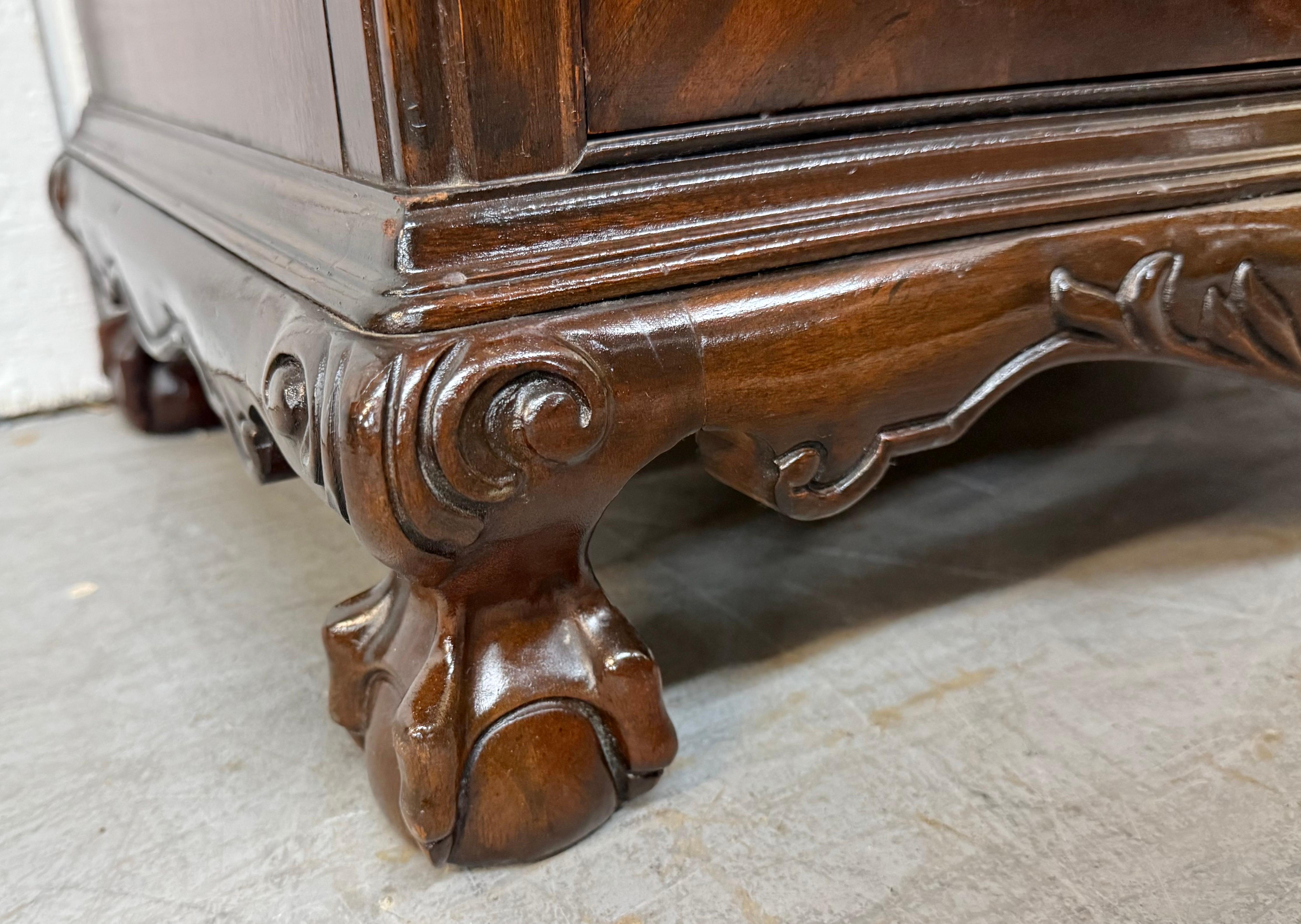 Tables de nuit vintage Heritage en acajou à pieds en griffe - Lot de 2 en vente 5