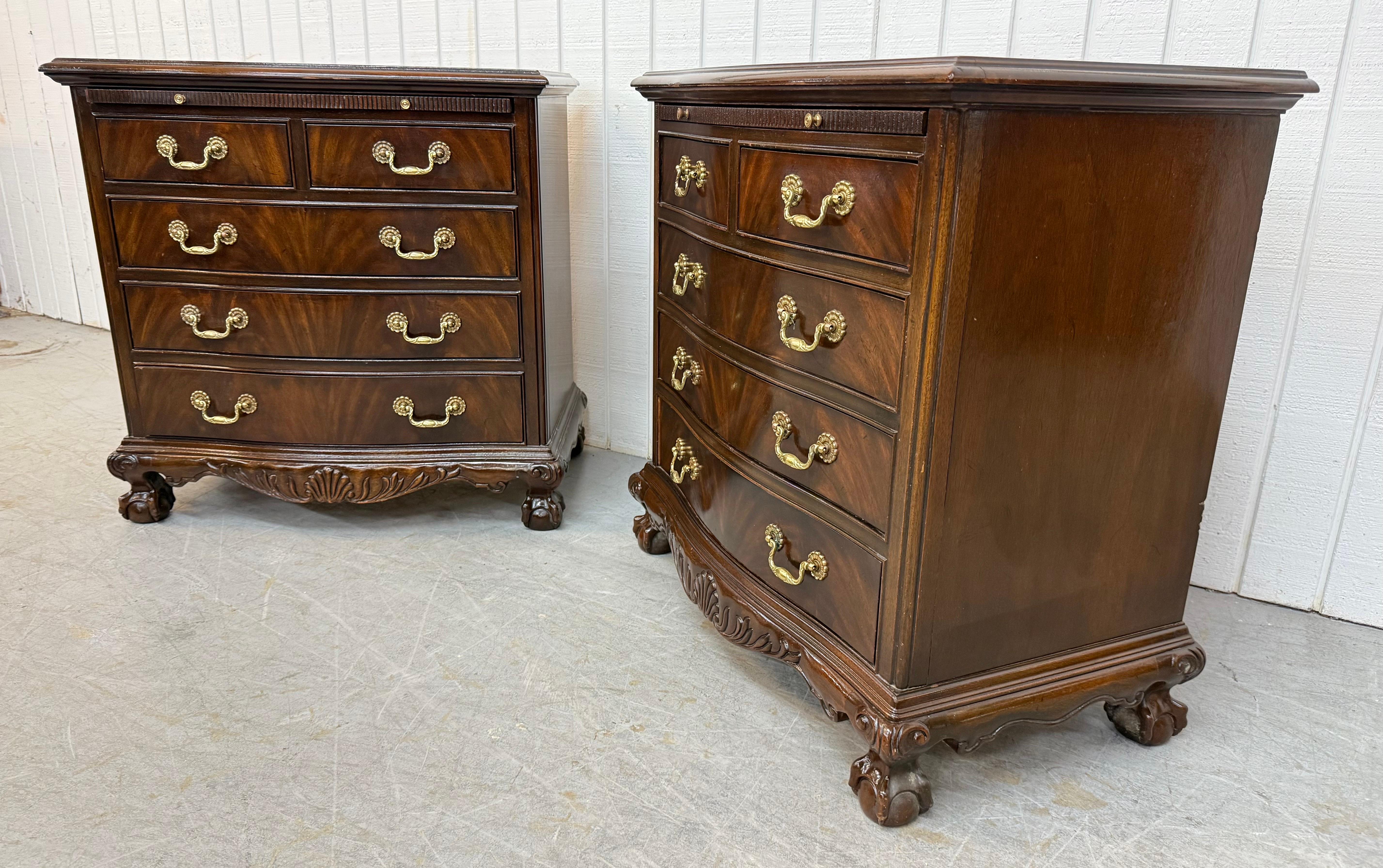 Chippendale Tables de nuit vintage Heritage en acajou à pieds en griffe - Lot de 2 en vente