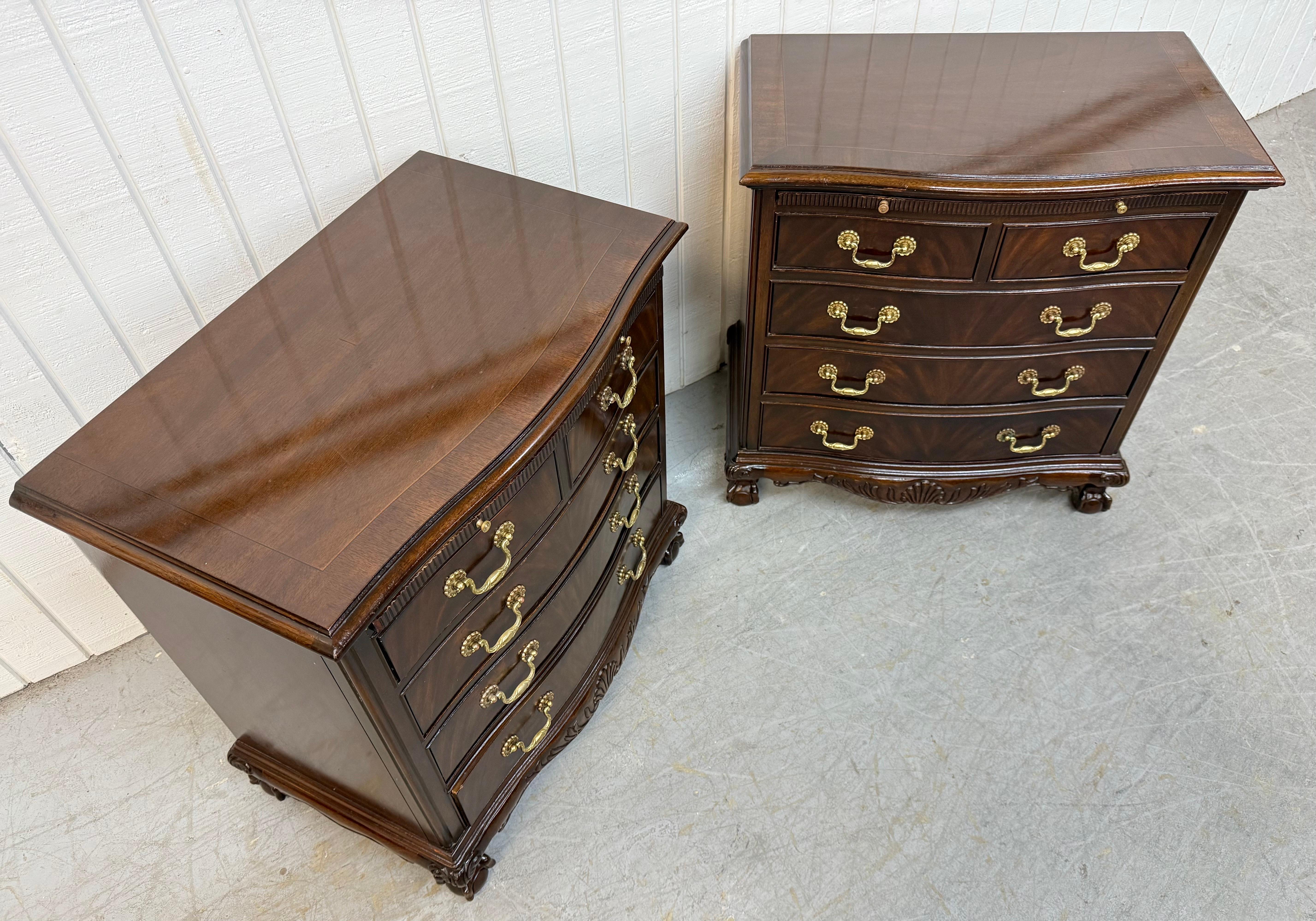 Américain Tables de nuit vintage Heritage en acajou à pieds en griffe - Lot de 2 en vente