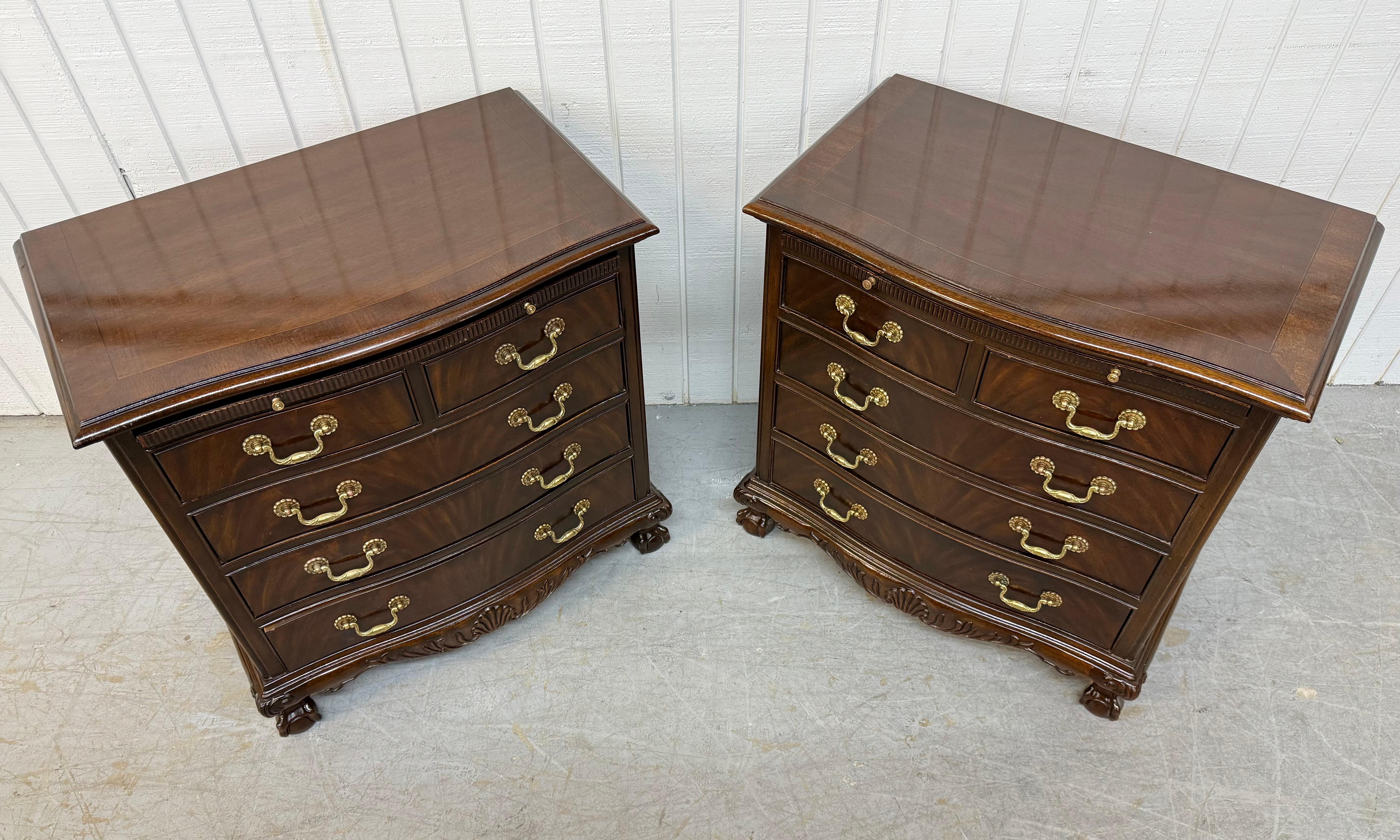 Tables de nuit vintage Heritage en acajou à pieds en griffe - Lot de 2 Bon état - En vente à Clarksboro, NJ