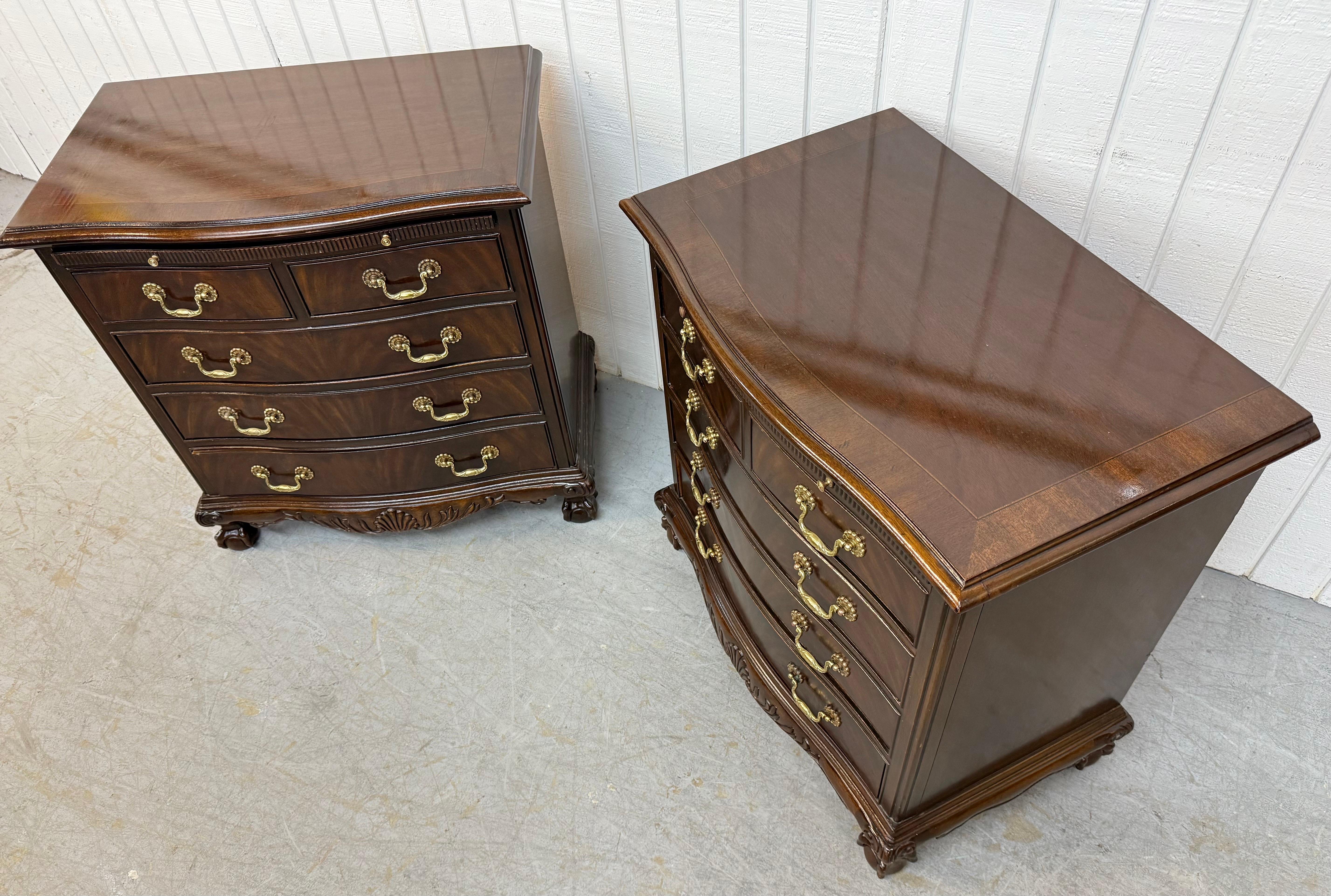 20ième siècle Tables de nuit vintage Heritage en acajou à pieds en griffe - Lot de 2 en vente