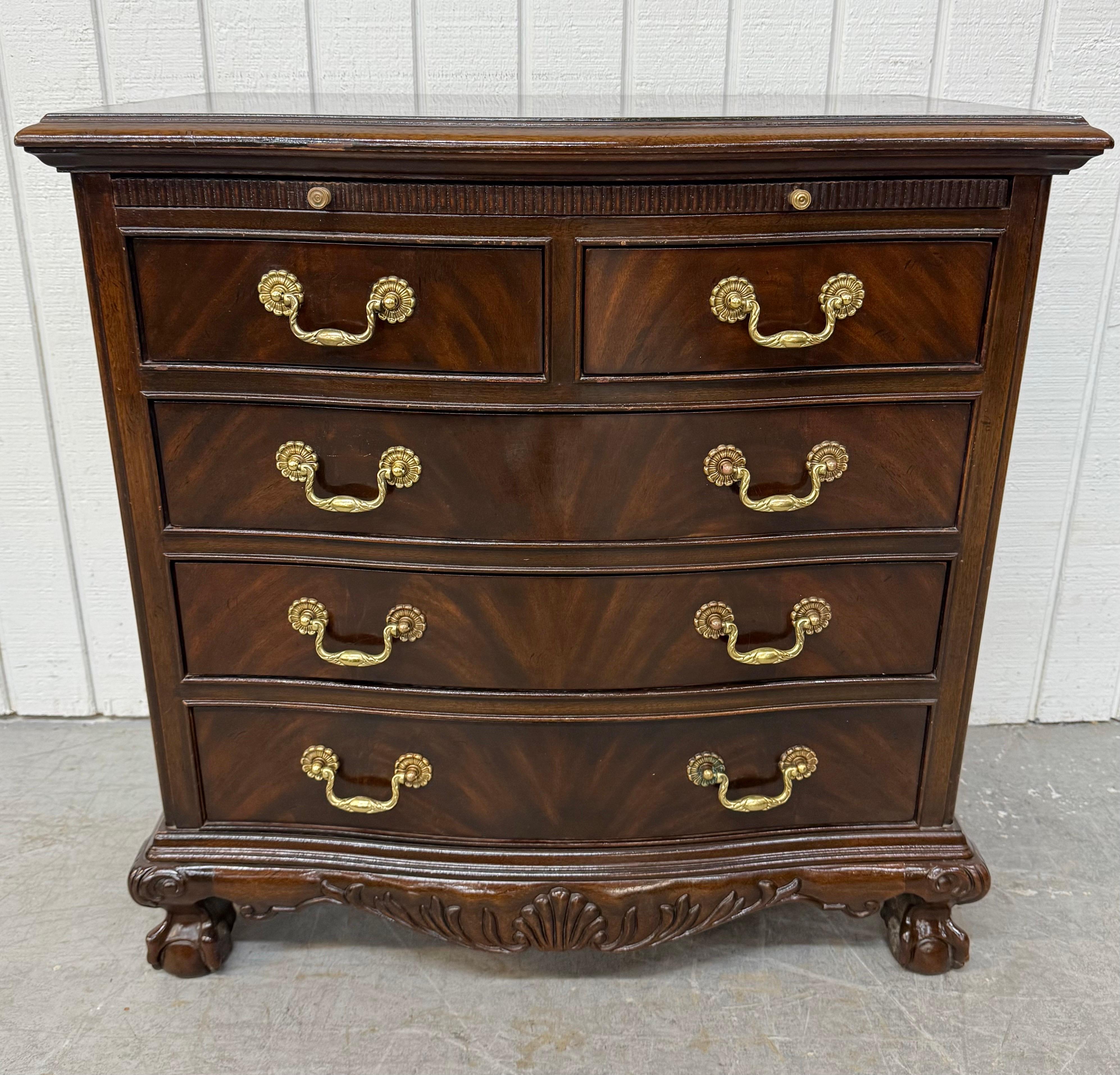 Laiton Tables de nuit vintage Heritage en acajou à pieds en griffe - Lot de 2 en vente
