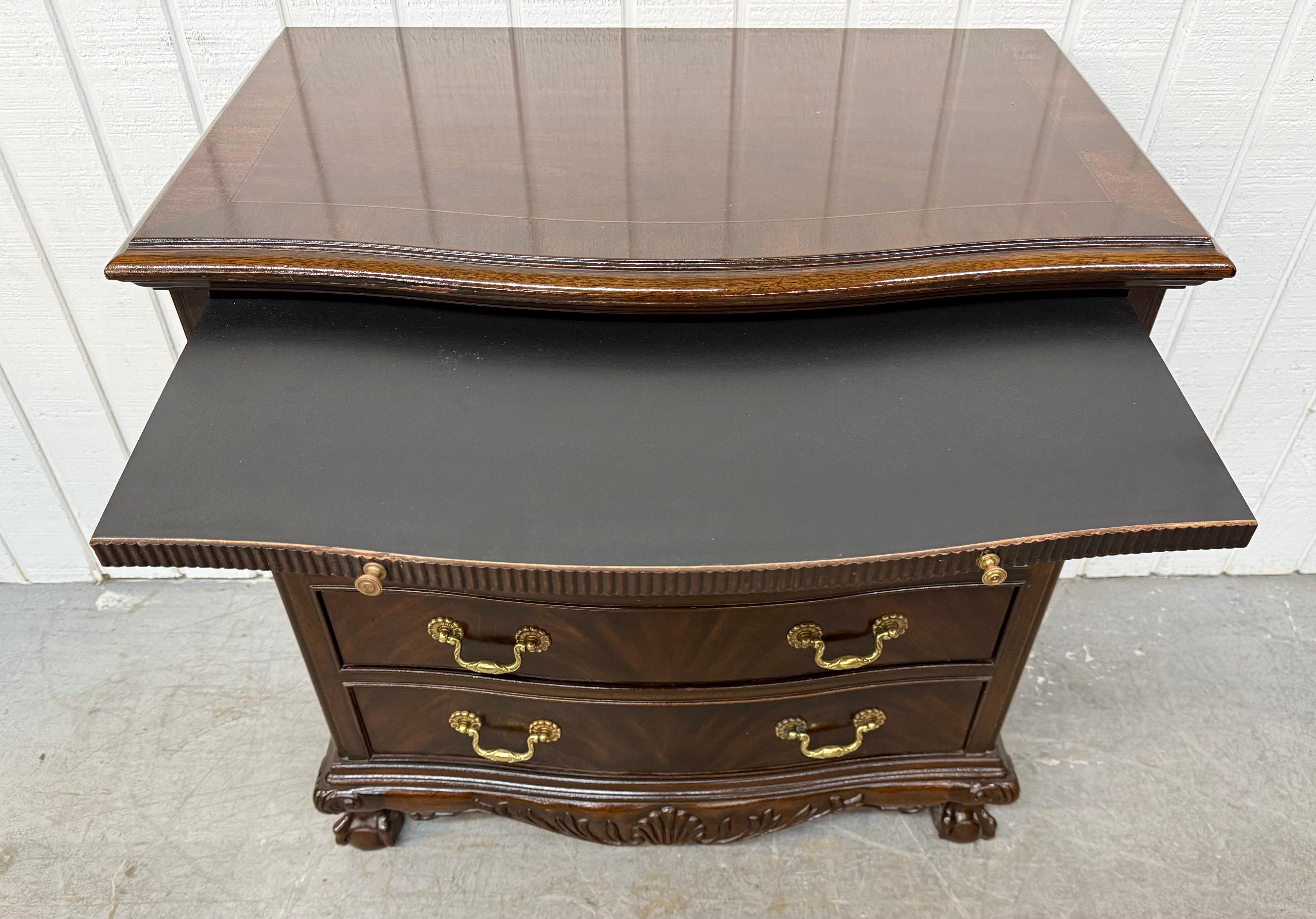 Tables de nuit vintage Heritage en acajou à pieds en griffe - Lot de 2 en vente 1