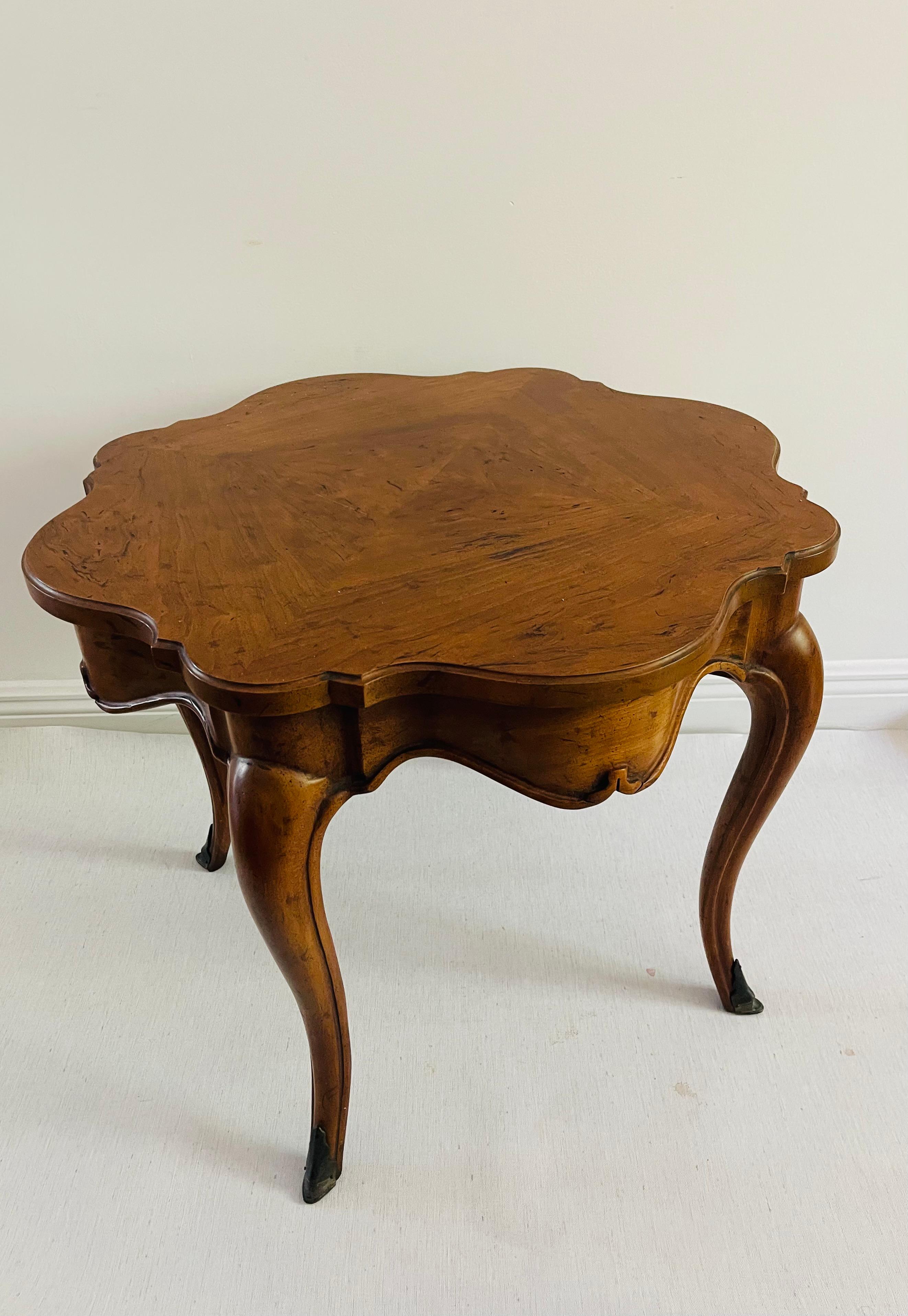 Eleganter Couchtisch von Heritage. Festonierte profilierte Platte auf Cabriole-Lagern. Furnier mit Lesezeichen. Ein wunderschönes Möbelstück von Heritage-Qualität. Hergestellt aus traditionellem Eichenholz aus South Carolina.