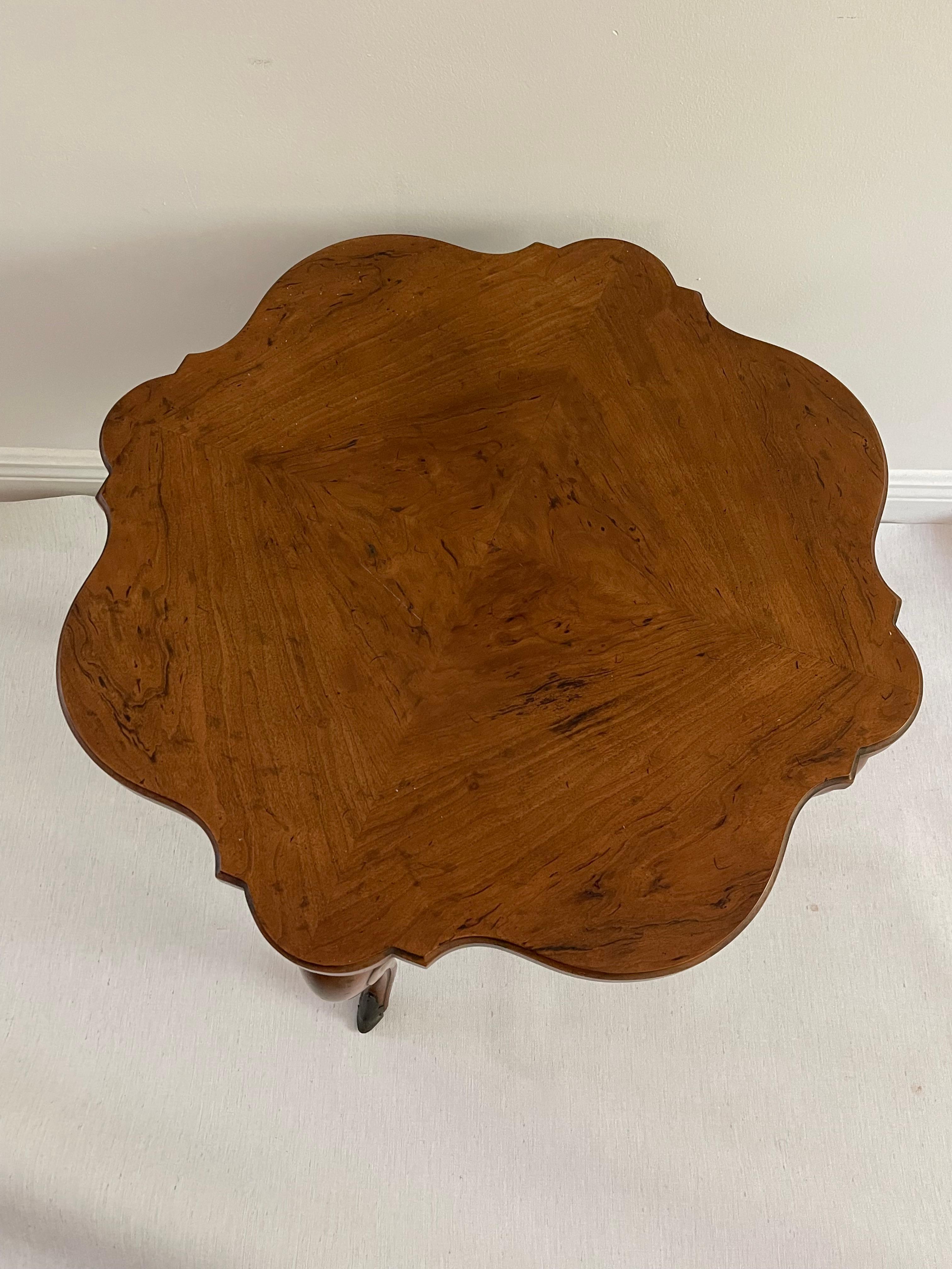 Vintage Heritage Runder Couchtisch mit Girlanden (Amerikanische Klassik) im Angebot