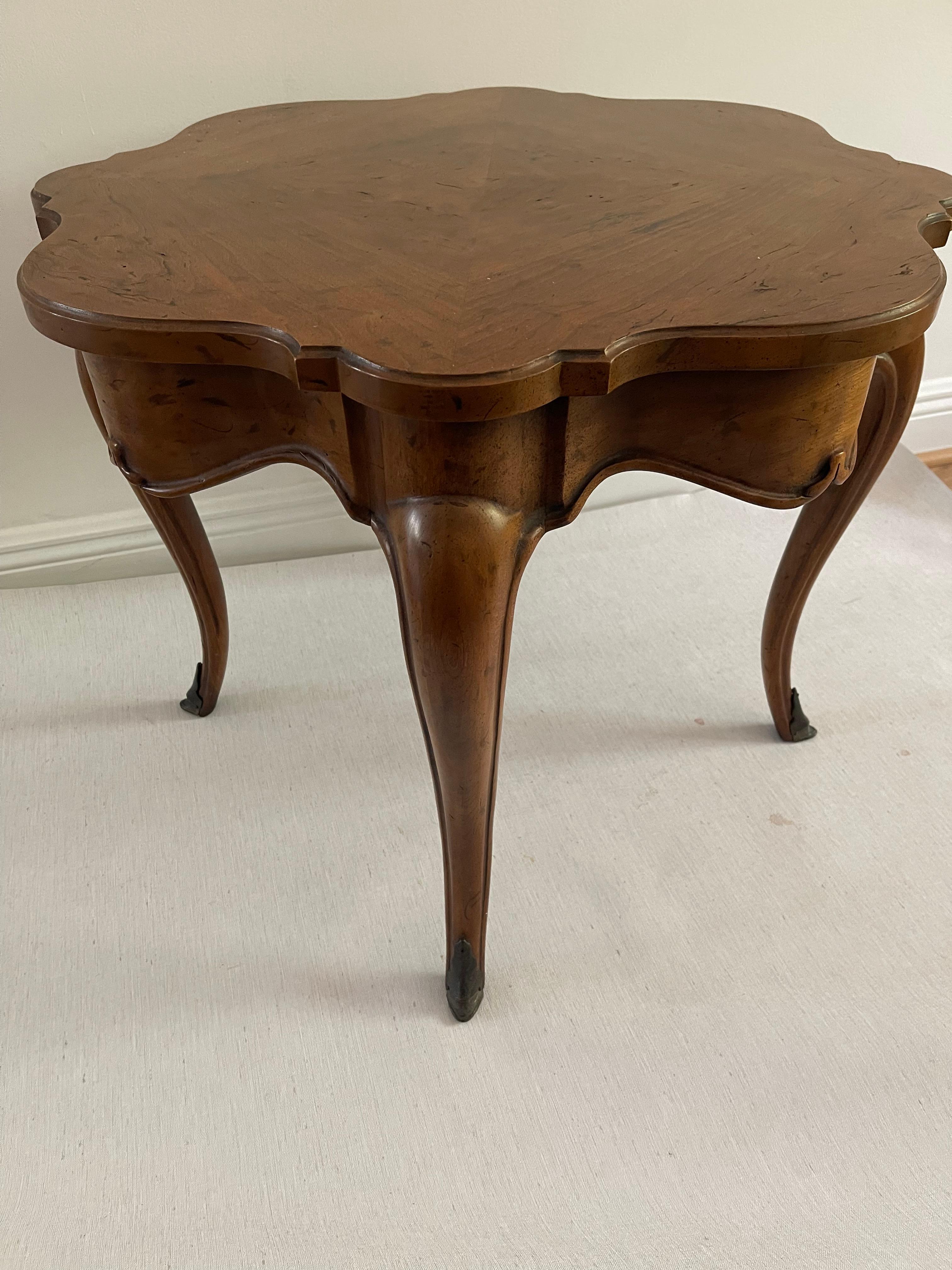Vintage Heritage Runder Couchtisch mit Girlanden (amerikanisch) im Angebot