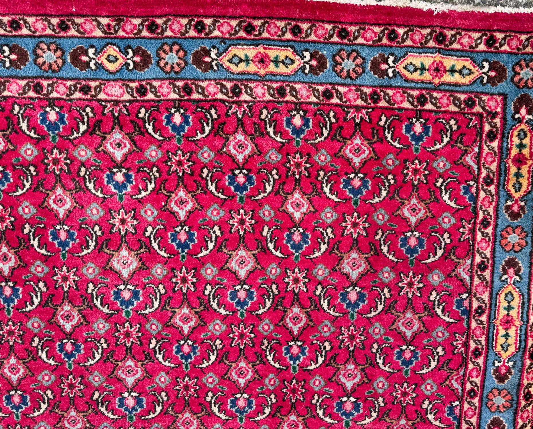 Dieser sehr elegante, hochwertige Heriz-Perserteppich wurde von Ramezani London Ltd vertrieben und stammt aus dem letzten Viertel des 20. Jahrhunderts.

Dieser schöne Teppich wurde im Iran handgewebt und hat einen Flor aus 100% Wolle auf einem