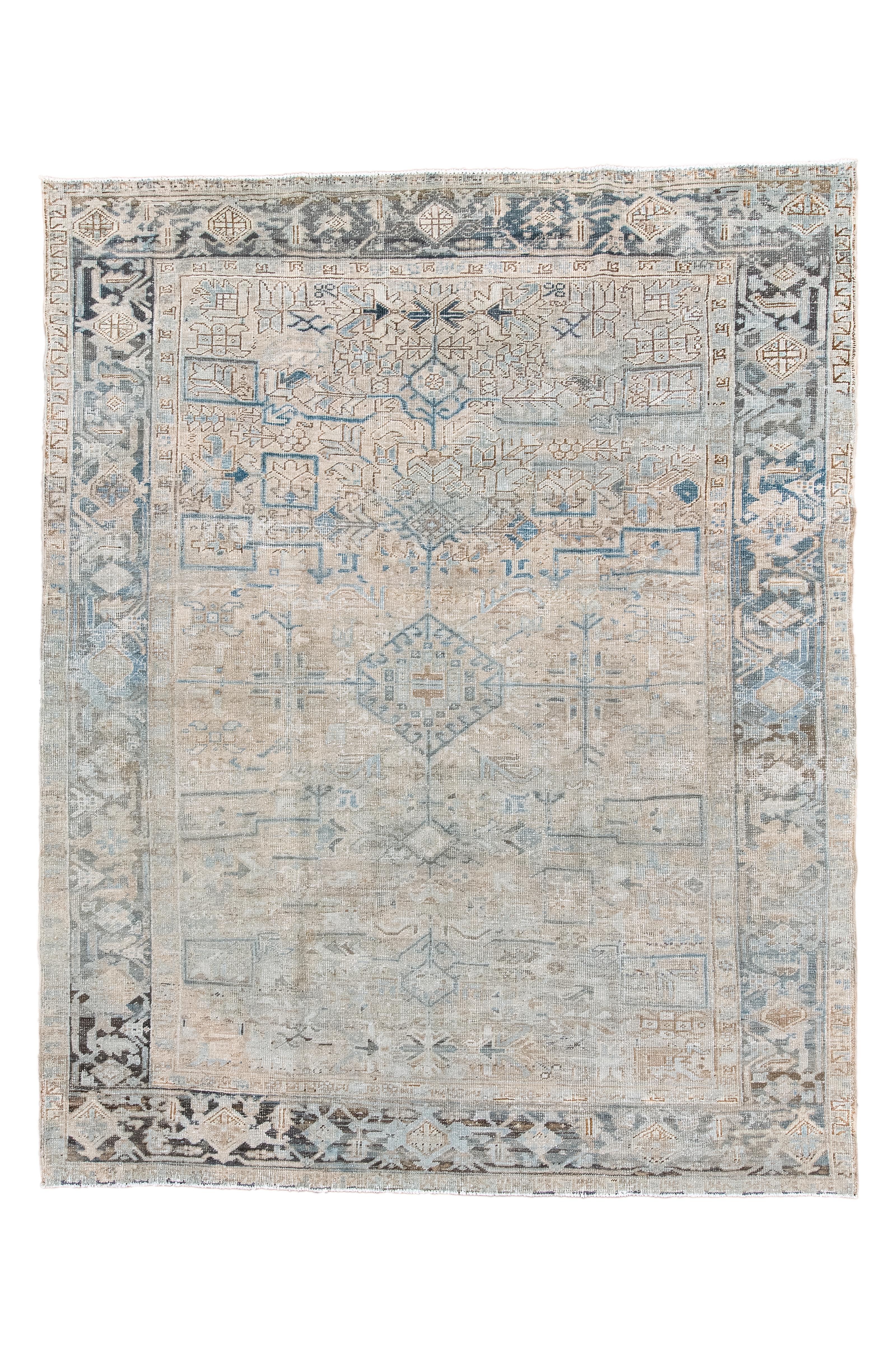 Il campo morbido di colore marrone mostra un medaglione esagonale in ardesia con ganci interni, mentre le linee rette dell'ardesia delineano o accentuano parzialmente il design. Pannello abrasivo in stile striscia ardesia-carbone con bordo tartaruga