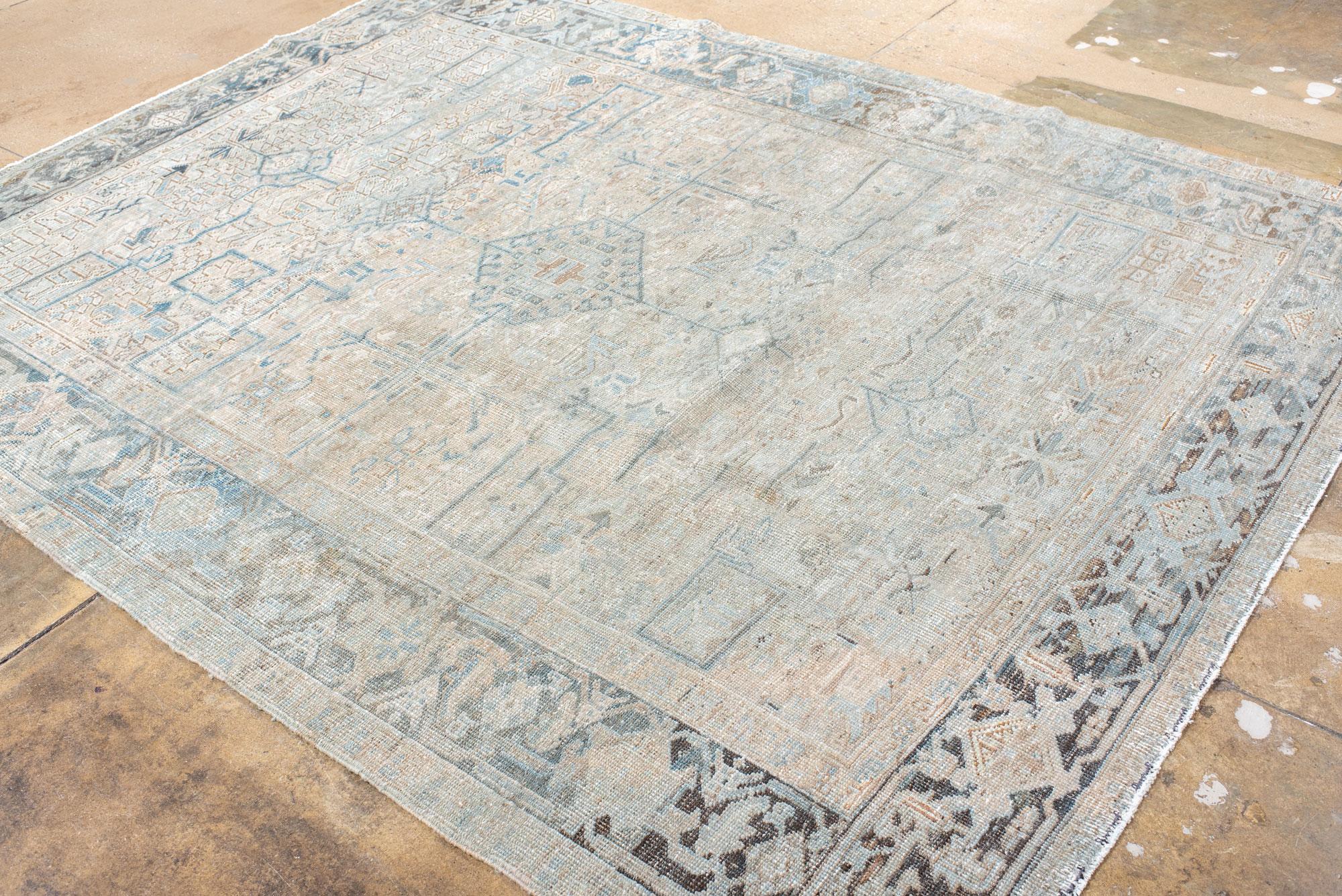 Tappeto Heriz vintage con medaglione in ardesia in vendita 1