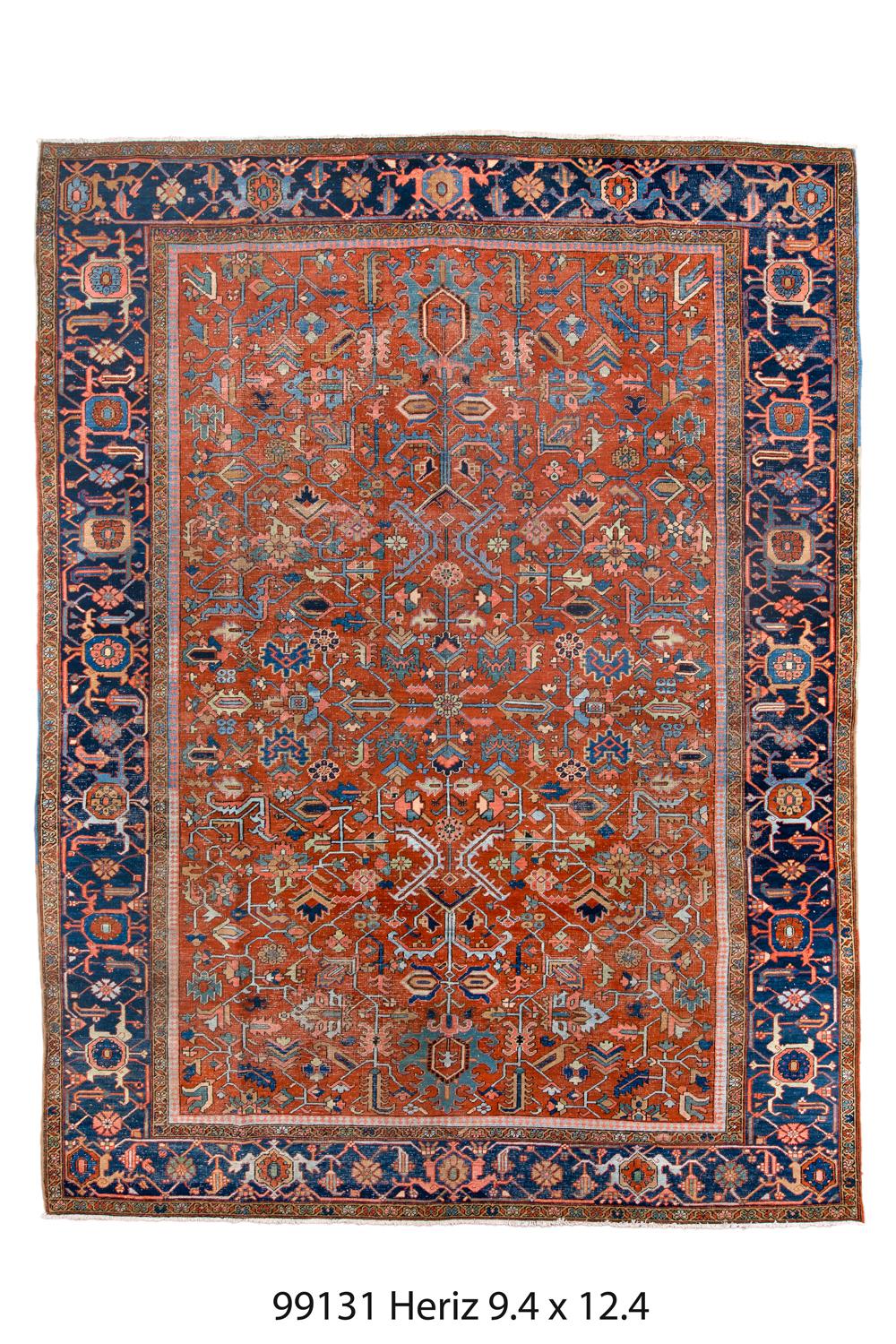 Le champ chaud de garance tomate est dominé aux extrémités par de grandes palmettes dentelées bleu sarcelle. Tiges courbées, barbelées courbées et enroulées écru  Des feuilles, des palmettes polychromes et une petite rosette centrale amplifient