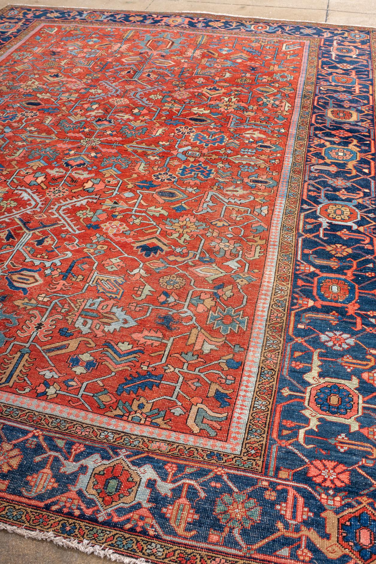 Perse Tapis Heriz vintage avec un champ chaud et une bordure bleu royal en vente