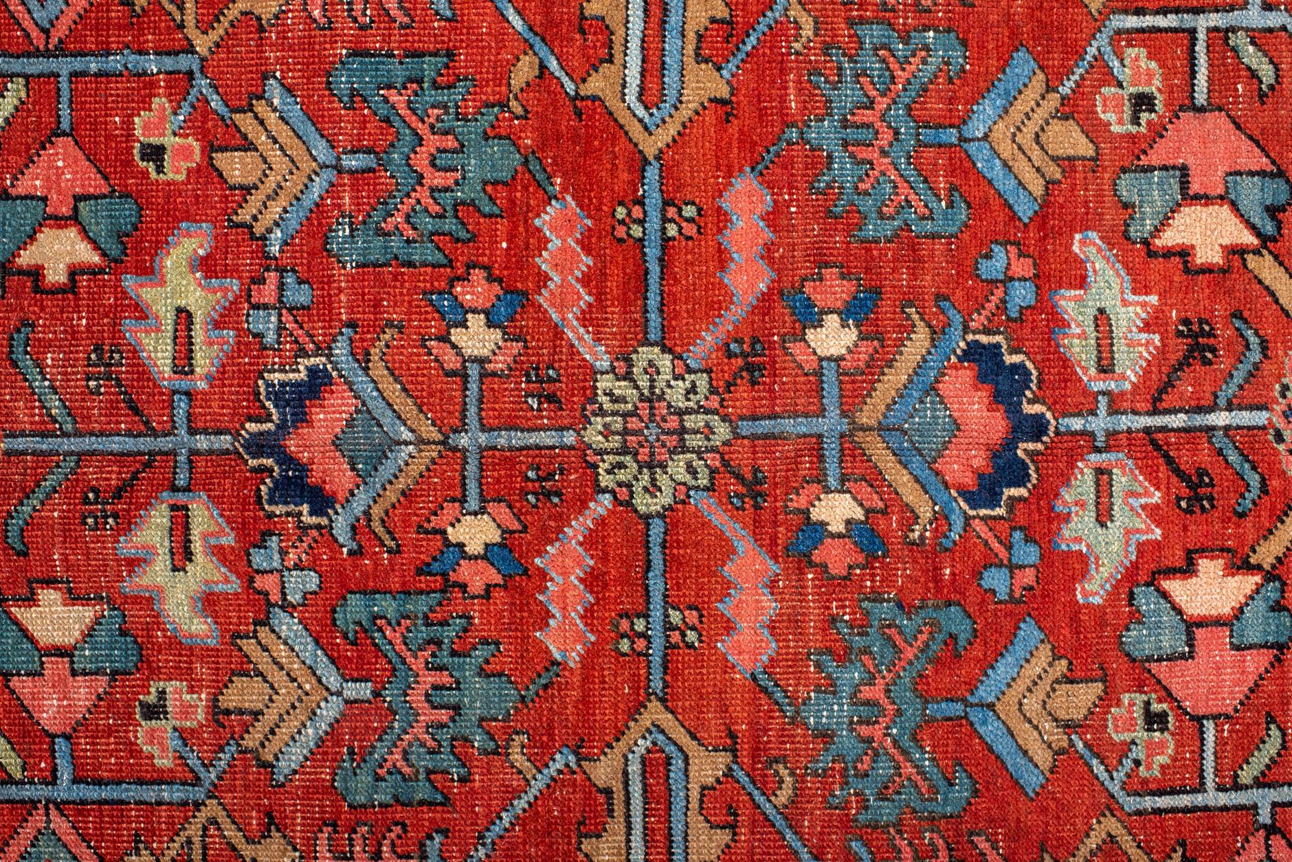 Noué à la main Tapis Heriz vintage avec un champ chaud et une bordure bleu royal en vente