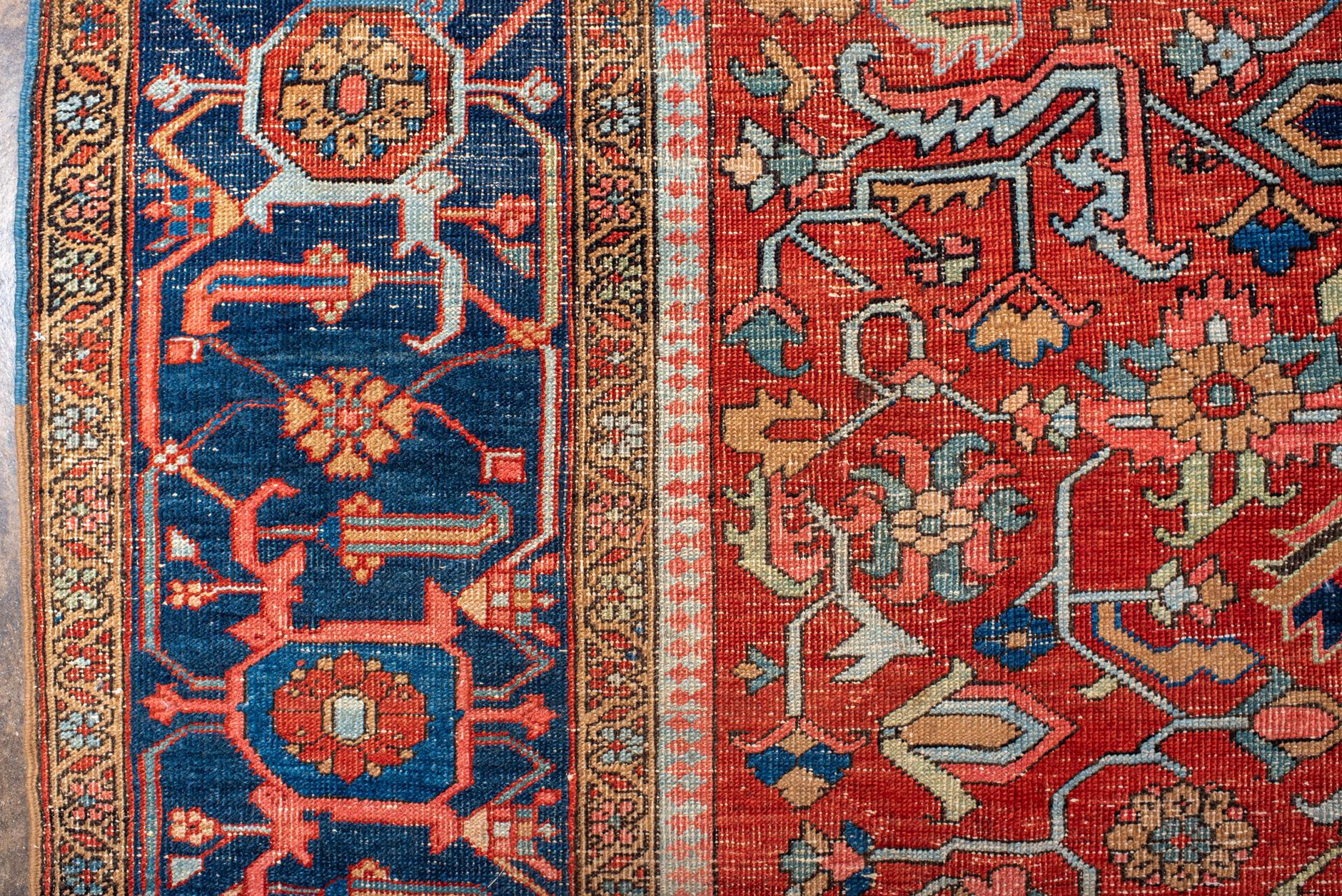 Tapis Heriz vintage avec un champ chaud et une bordure bleu royal Bon état - En vente à New York, NY